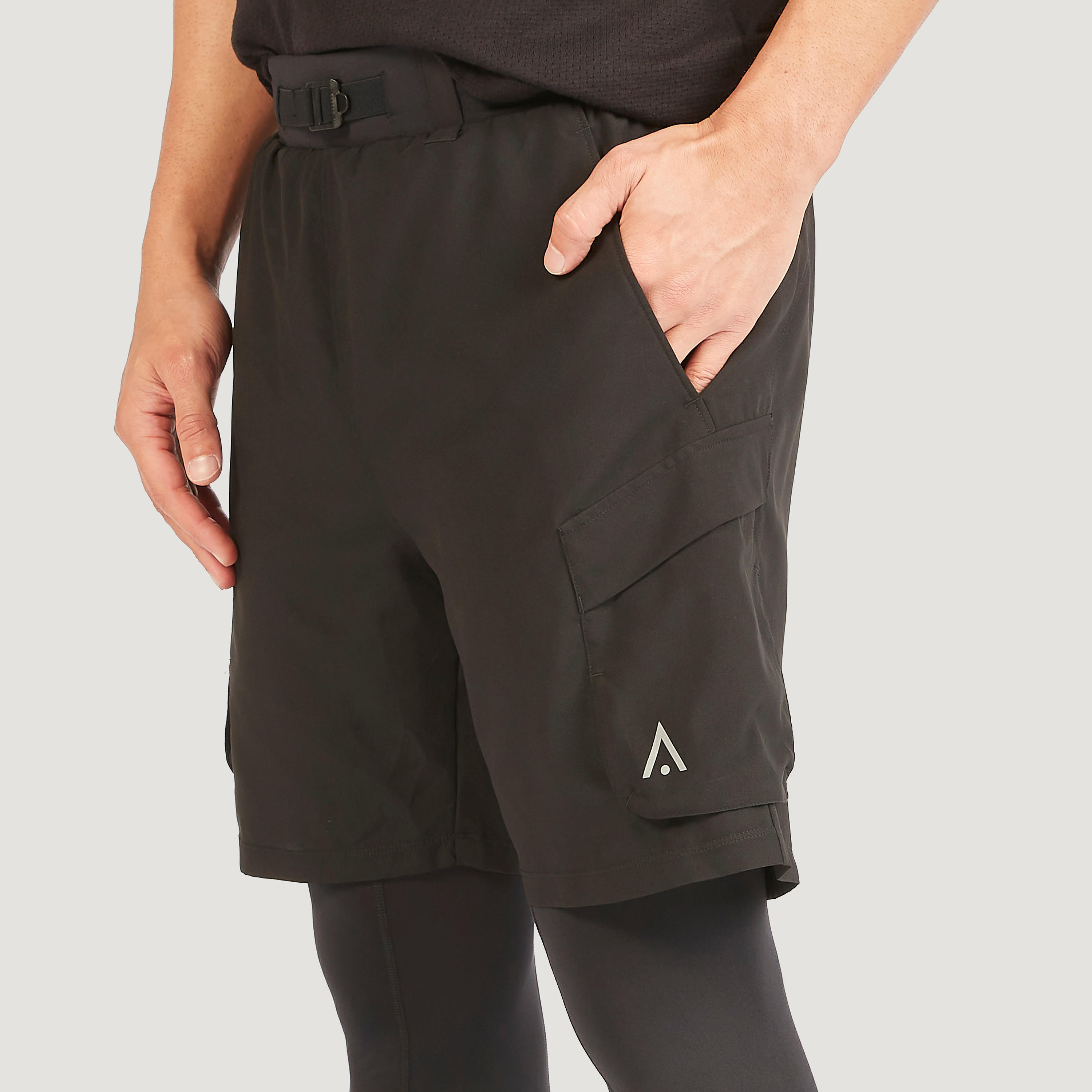 شورت سادة بإبزيم إغلاق وجيوب-men-clothing-sportswearandactivewear-bottoms-image-2