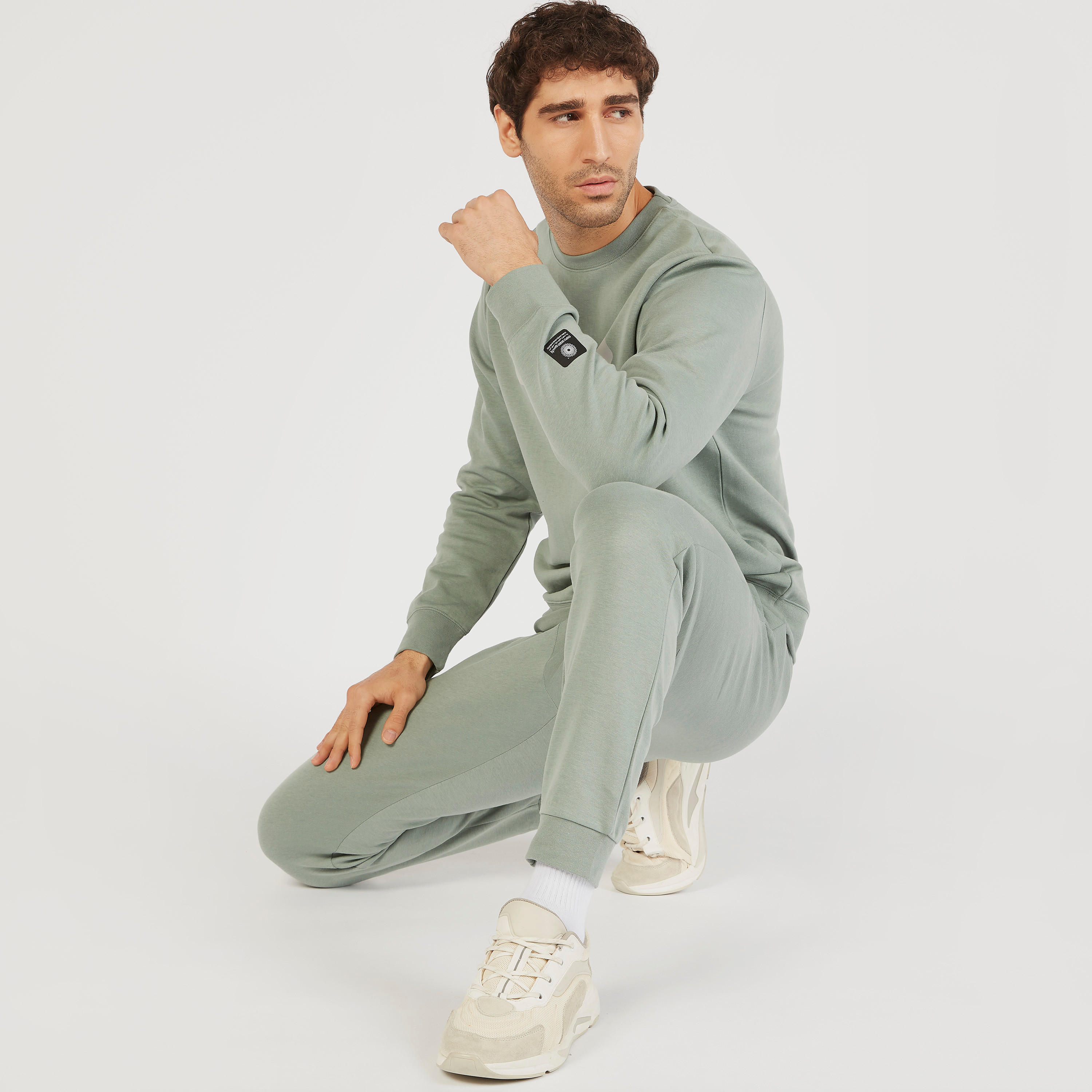بنطلون رياضي سادة بجيوب ورباط إغلاق-men-clothing-sportswearandactivewear-bottoms-image-4