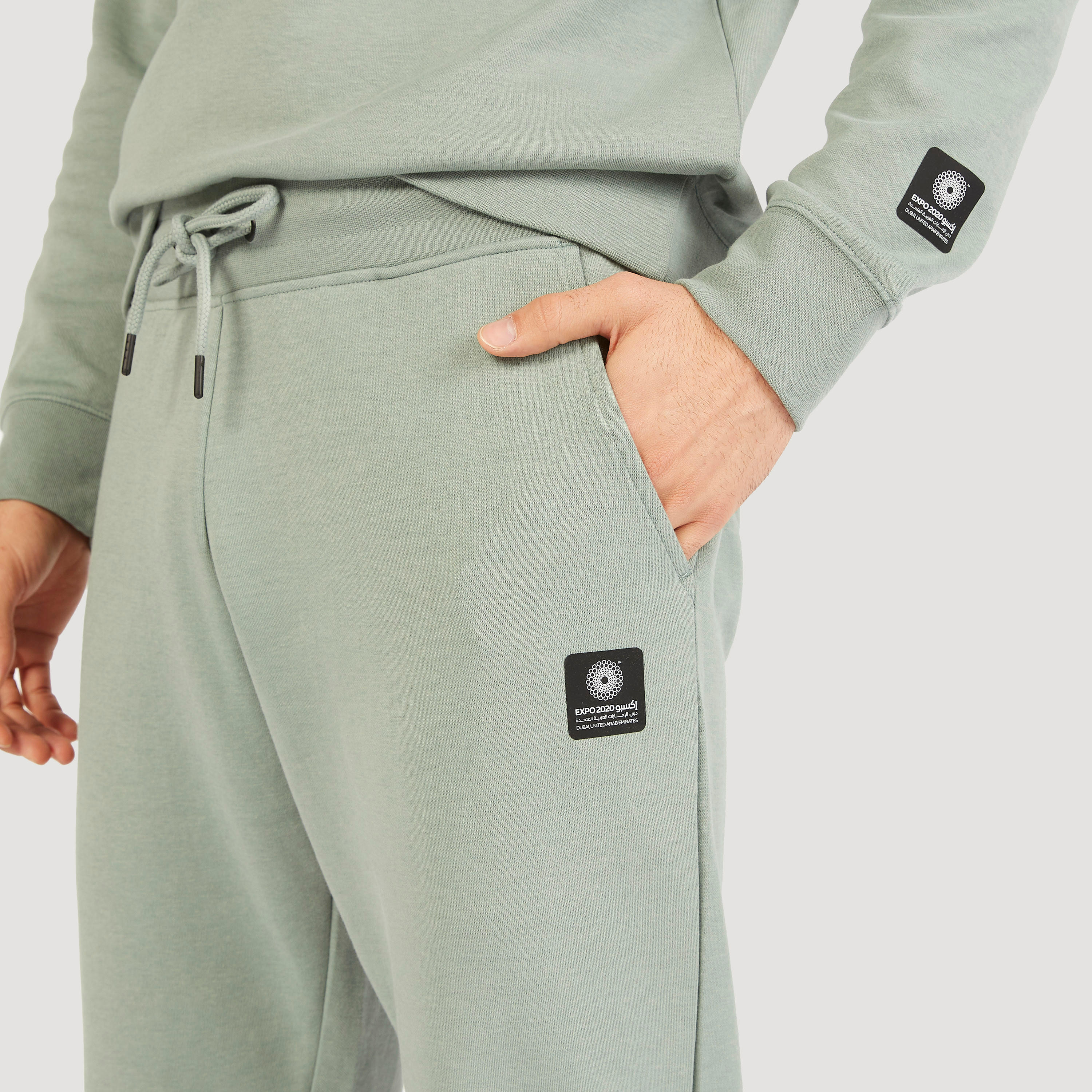 بنطلون رياضي سادة بجيوب ورباط إغلاق-men-clothing-sportswearandactivewear-bottoms-image-3
