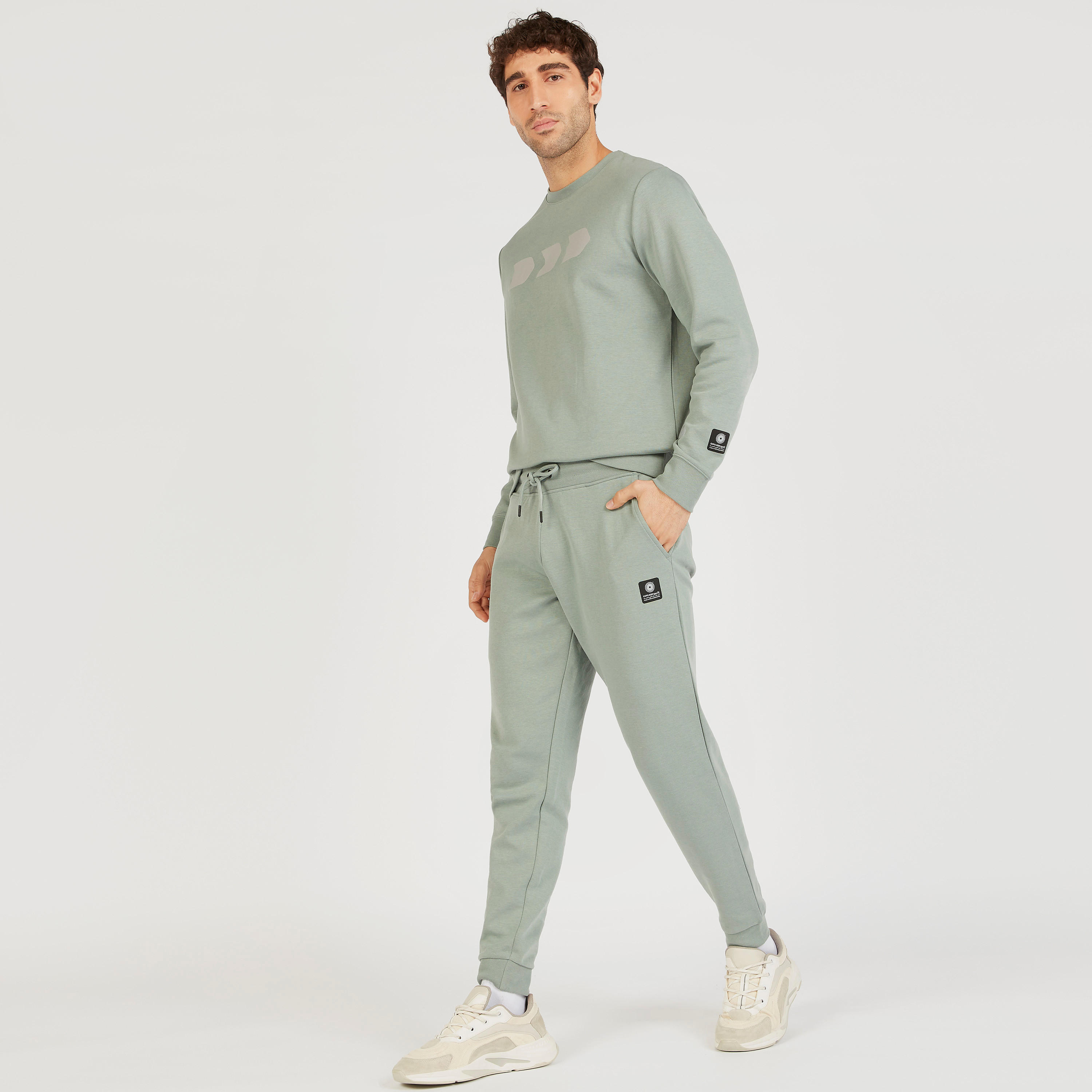 بنطلون رياضي سادة بجيوب ورباط إغلاق-men-clothing-sportswearandactivewear-bottoms-image-1