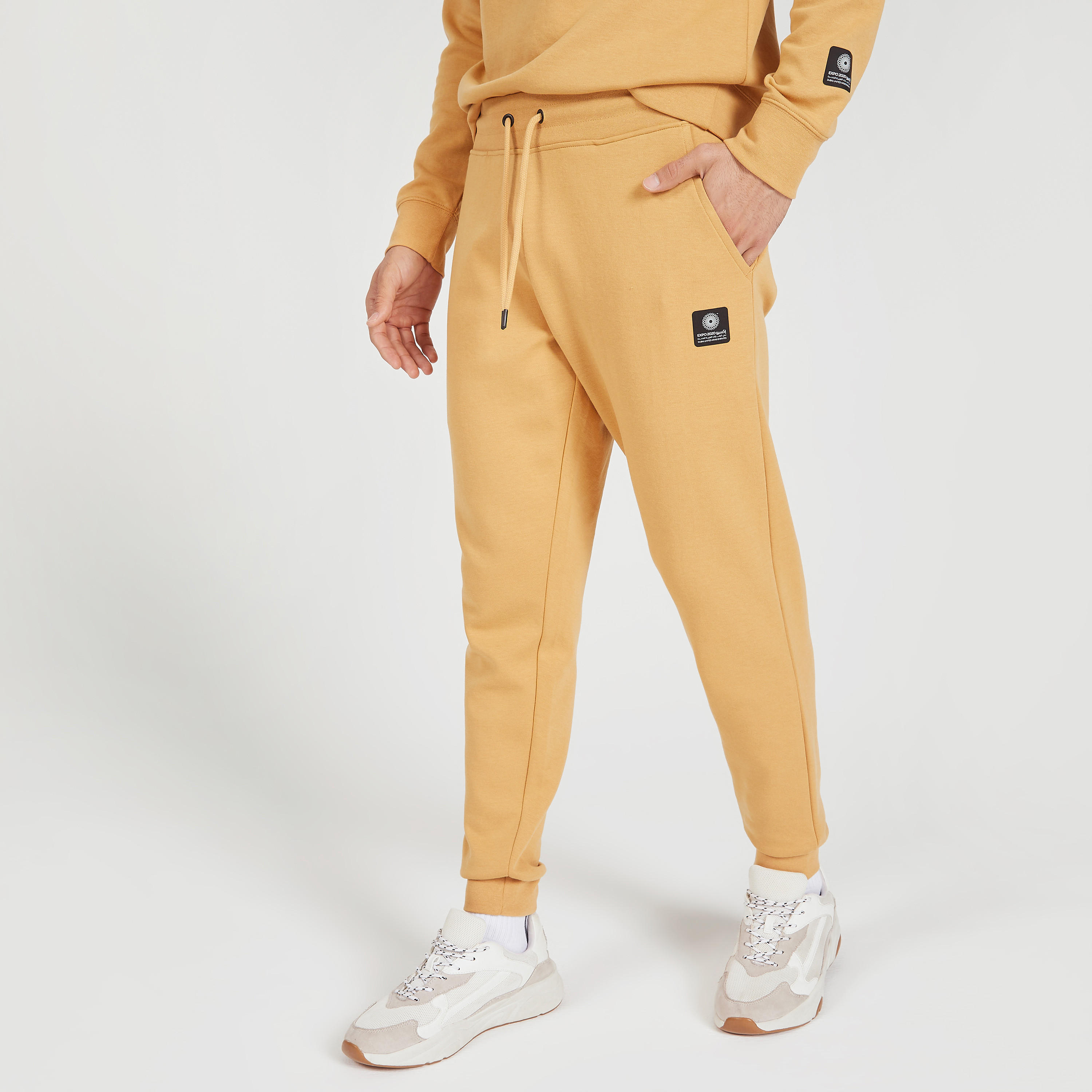 بنطلون رياضي إكسبو 2020 سادة بجيوب وخصر مطّاطي-men-clothing-sportswearandactivewear-bottoms-image-1