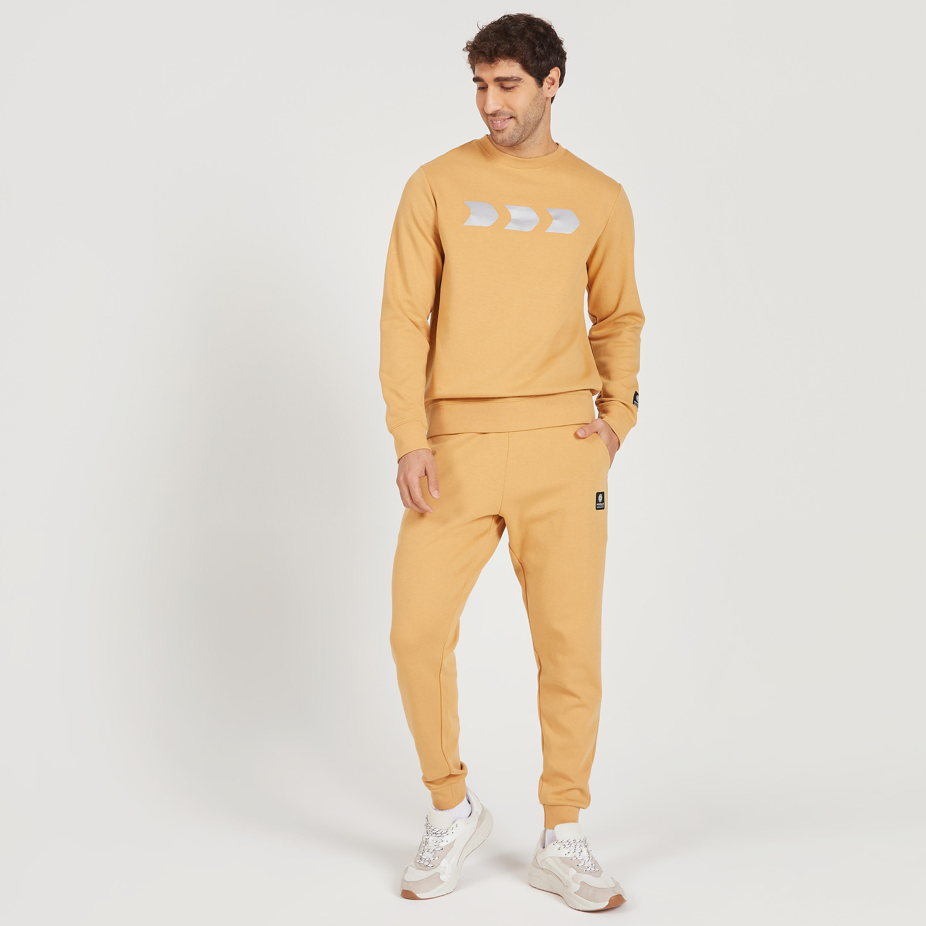 بنطلون رياضي إكسبو 2020 سادة بجيوب وخصر مطّاطي-men-clothing-sportswearandactivewear-bottoms-image-2