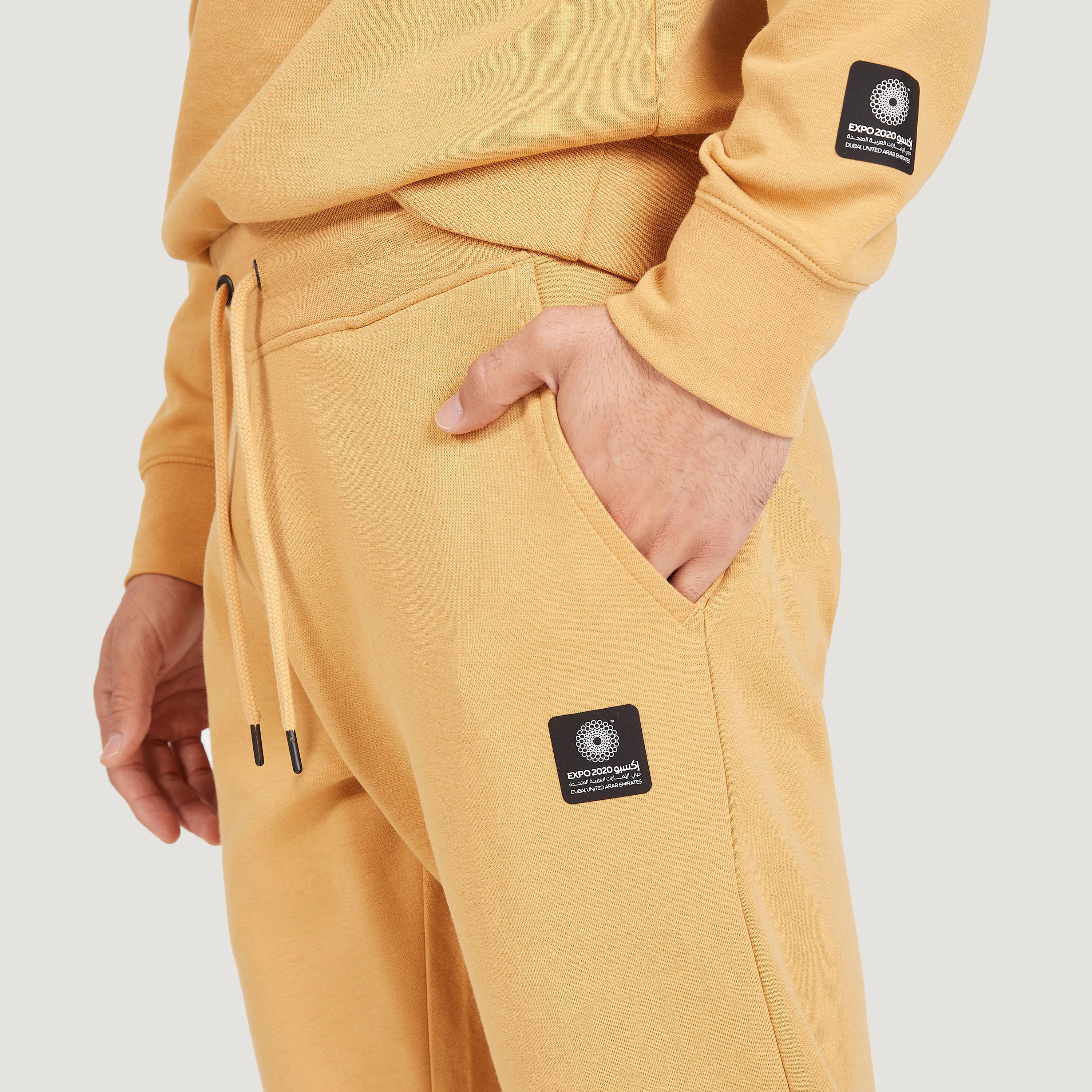 بنطلون رياضي إكسبو 2020 سادة بجيوب وخصر مطّاطي-men-clothing-sportswearandactivewear-bottoms-image-3