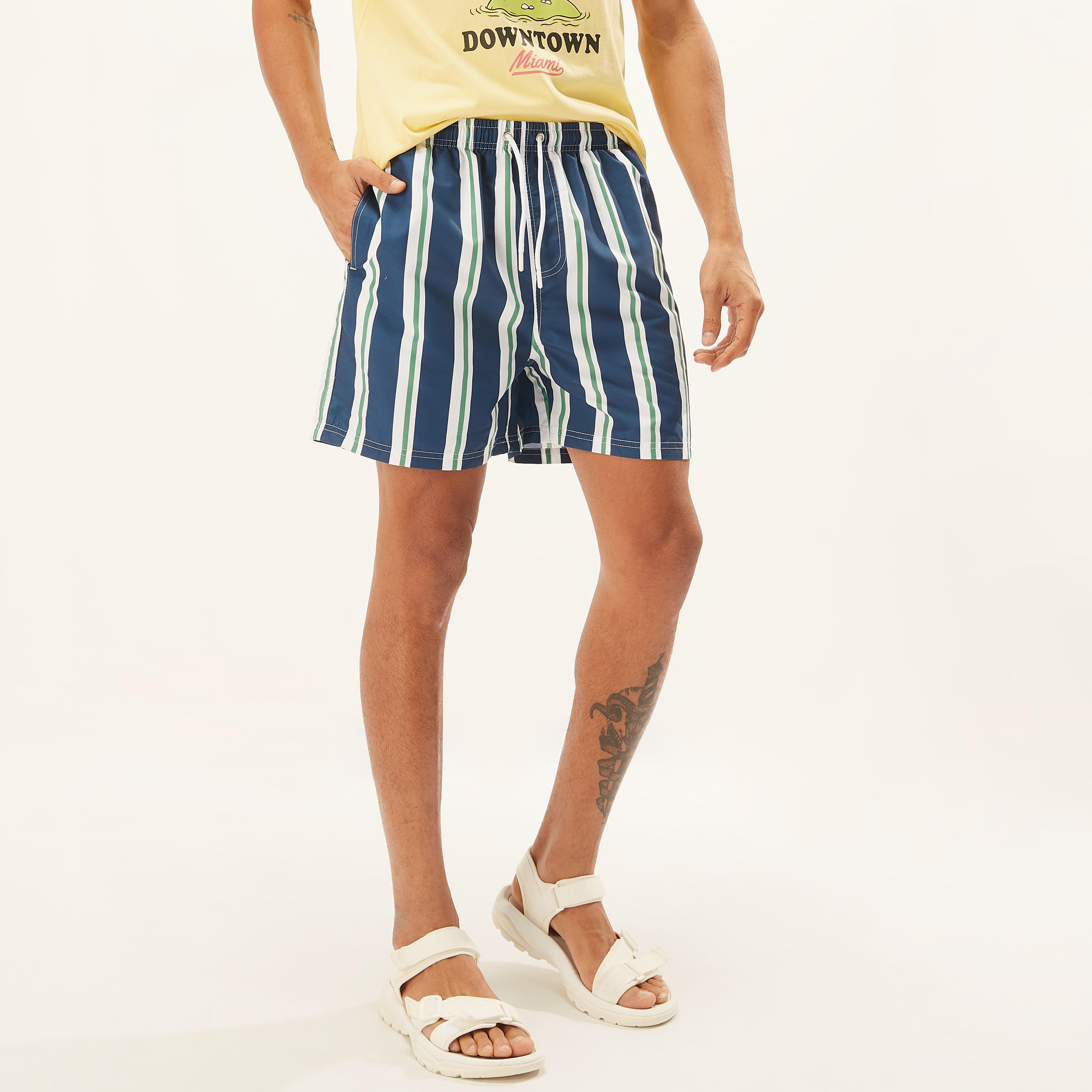 شورت مخطط برباط إغلاق وجيوب-men-clothing-sportswearandactivewear-bottoms-image-4