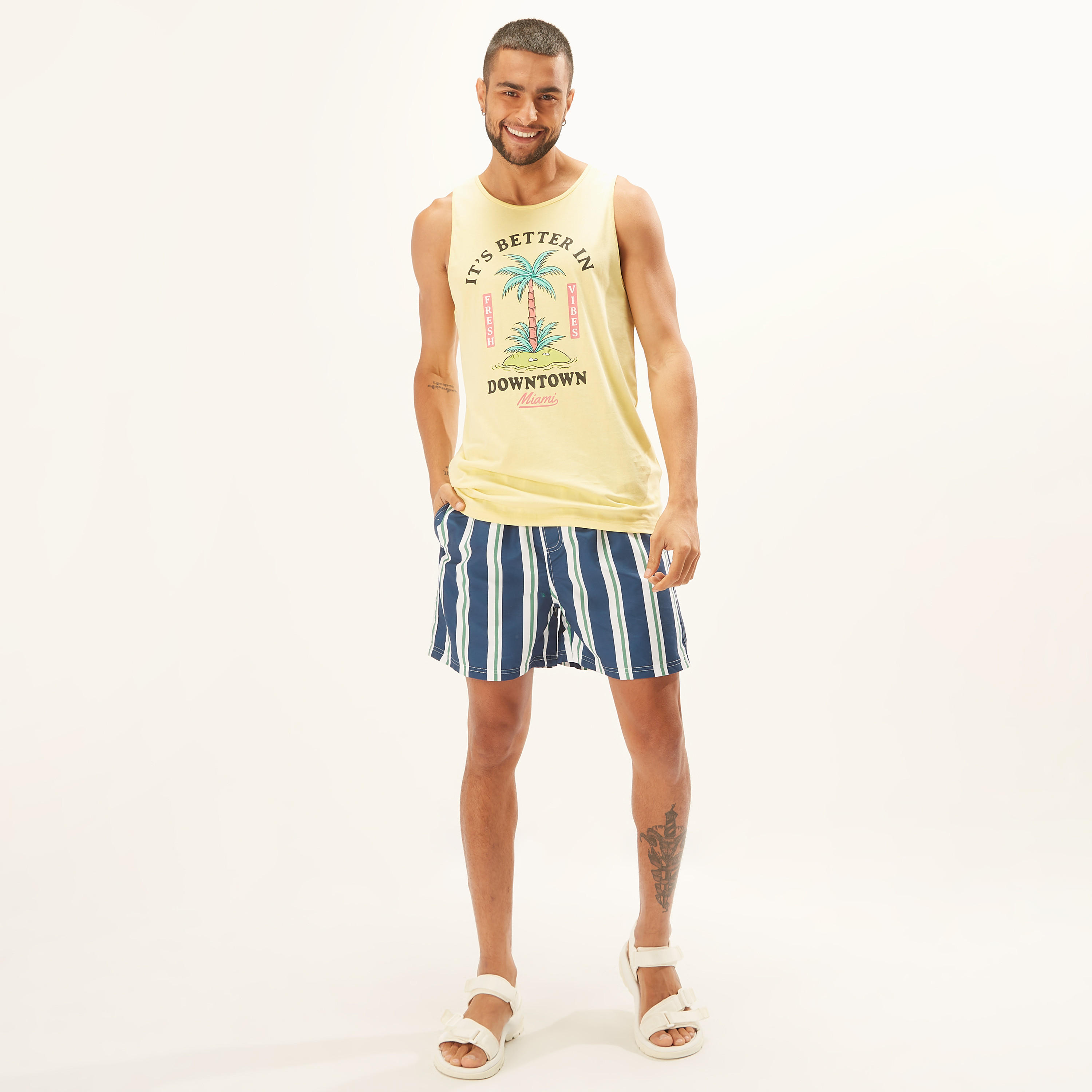 شورت مخطط برباط إغلاق وجيوب-men-clothing-sportswearandactivewear-bottoms-image-3