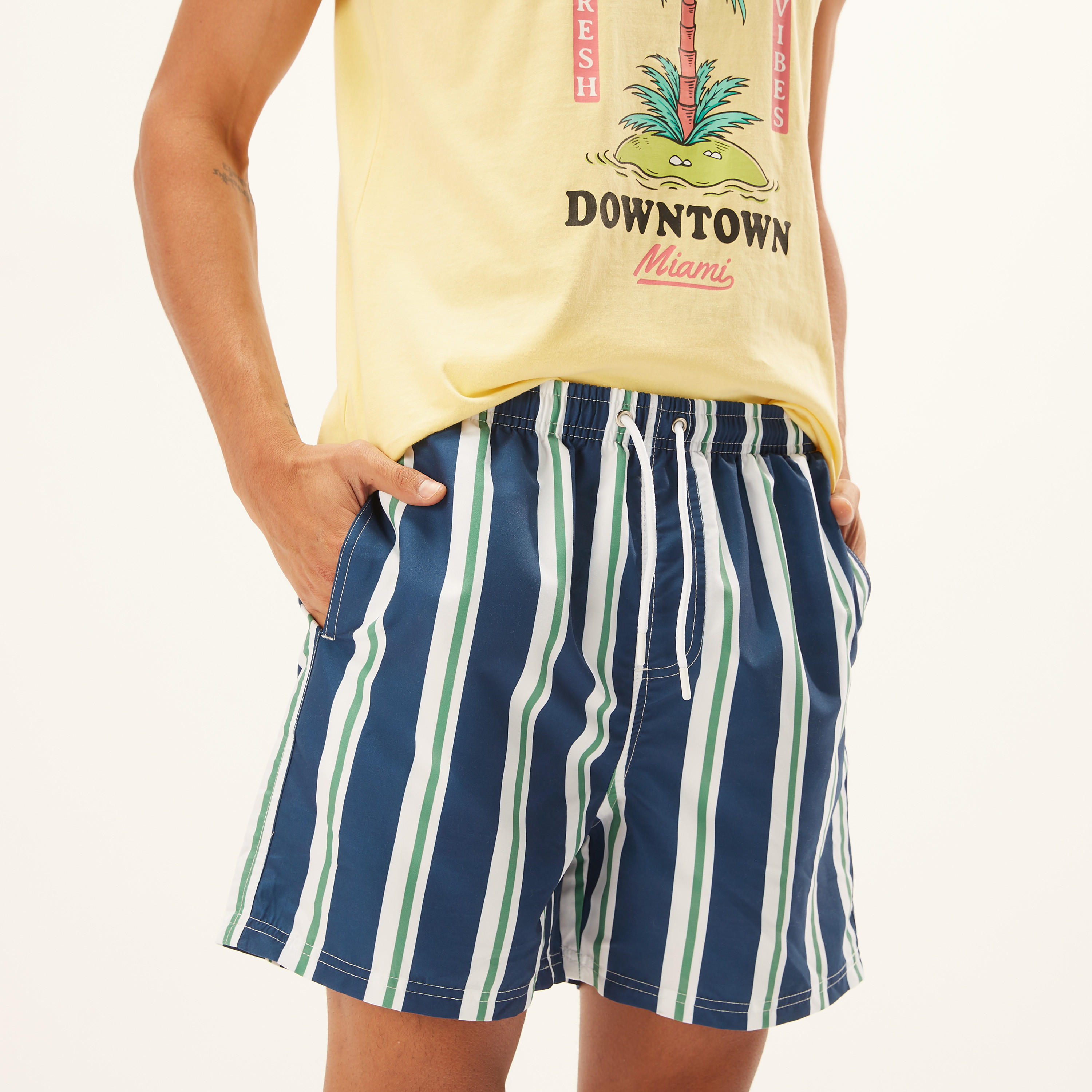 شورت مخطط برباط إغلاق وجيوب-men-clothing-sportswearandactivewear-bottoms-image-2
