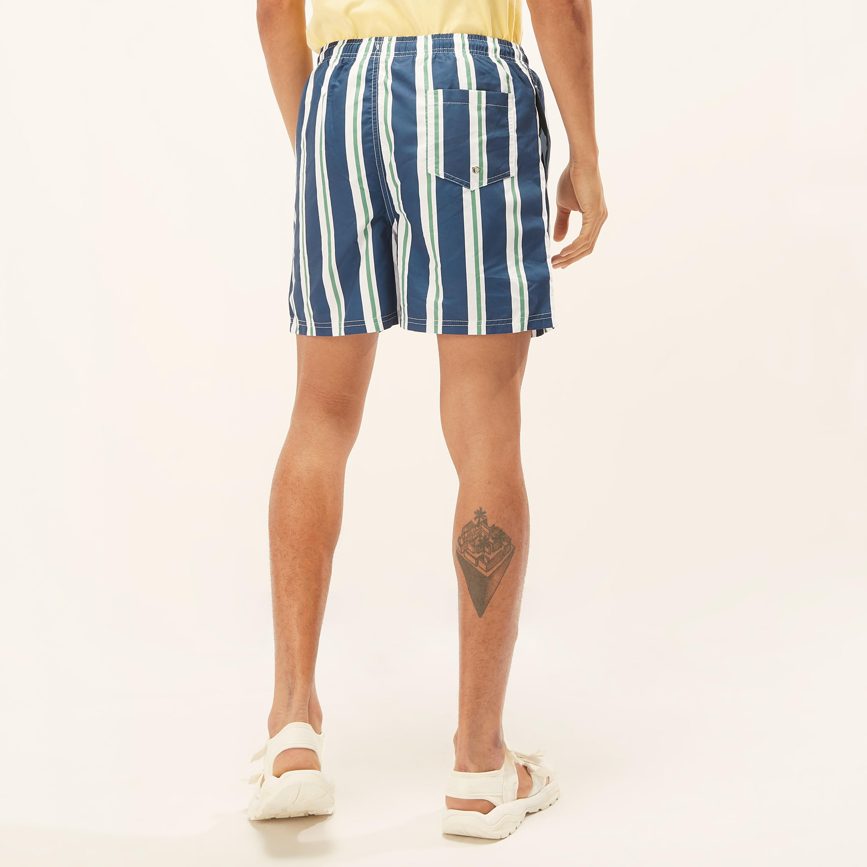 شورت مخطط برباط إغلاق وجيوب-men-clothing-sportswearandactivewear-bottoms-image-1