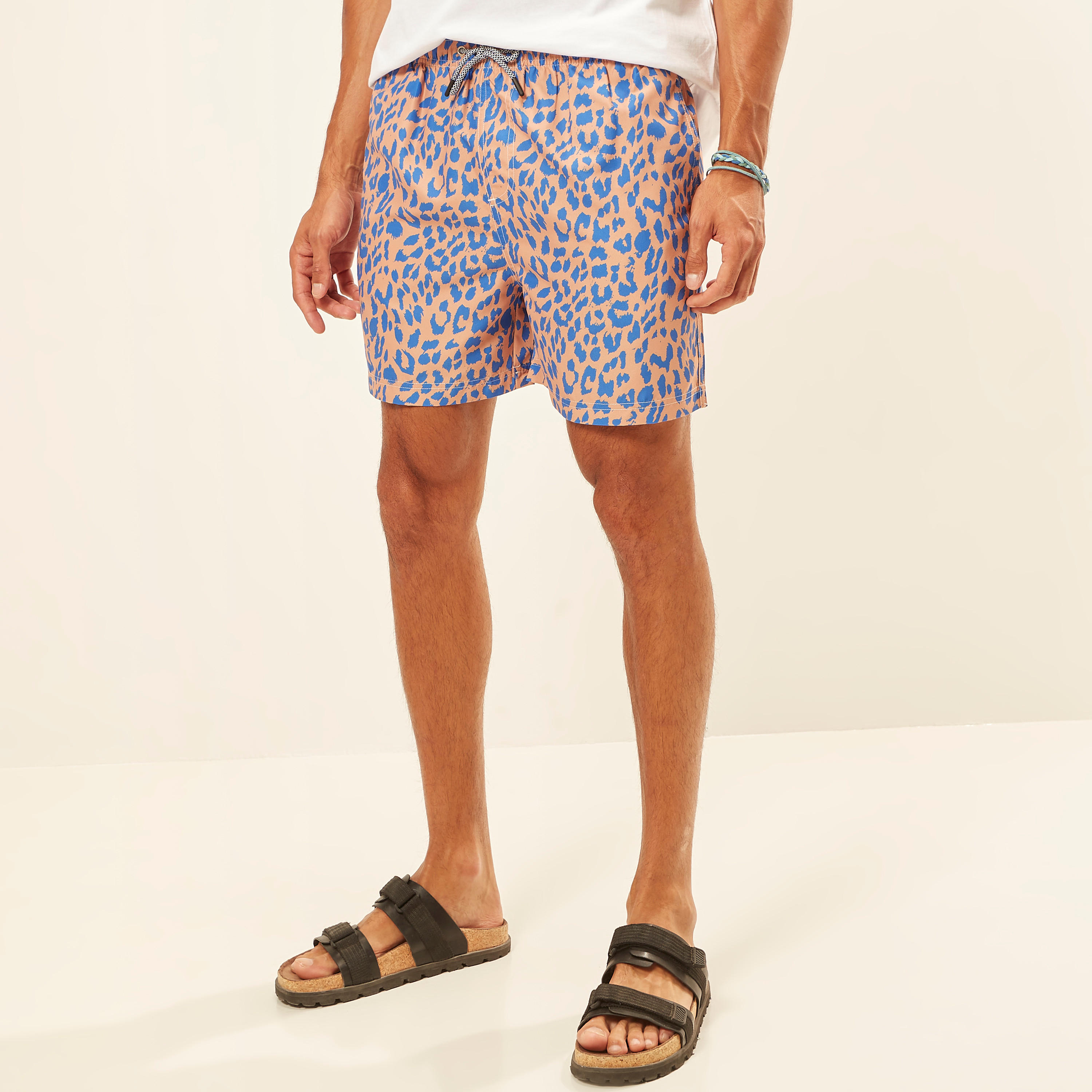 شورت بطبعات حيوانات ورباط إغلاق وجيوب-men-clothing-sportswearandactivewear-bottoms-image-1