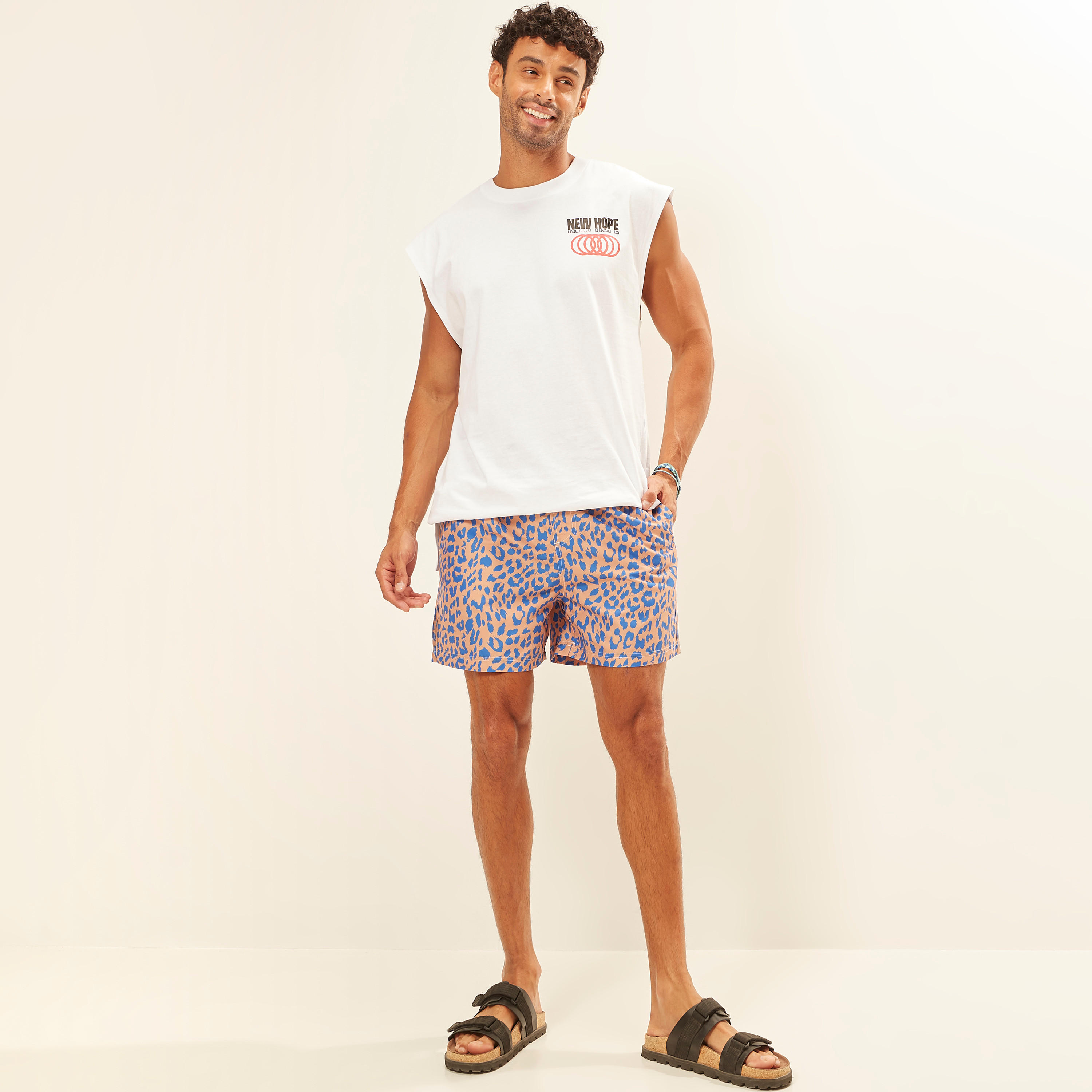 شورت بطبعات حيوانات ورباط إغلاق وجيوب-men-clothing-sportswearandactivewear-bottoms-image-2