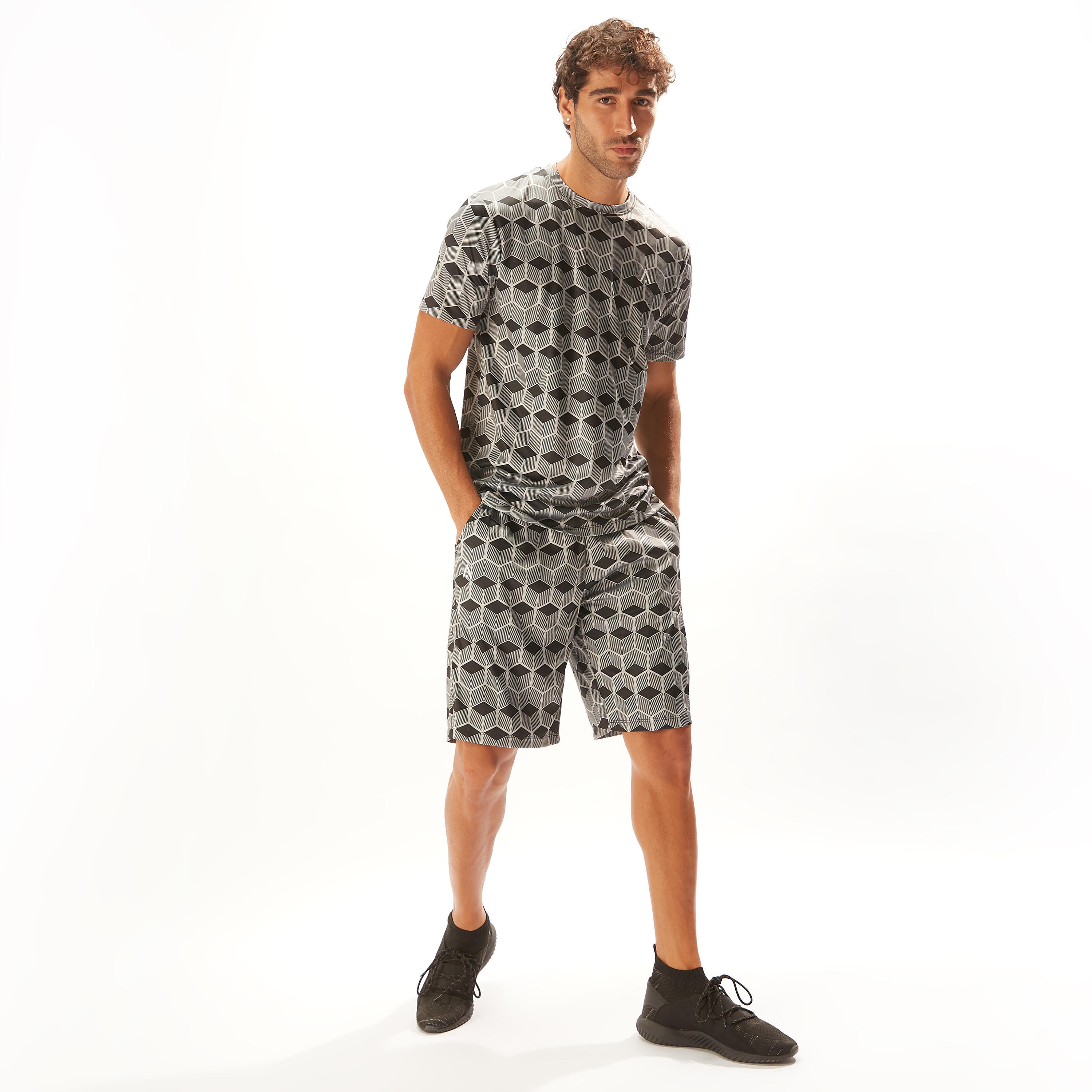 شورت برباط إغلاق وجيوب وطبعات-men-clothing-sportswearandactivewear-bottoms-image-3