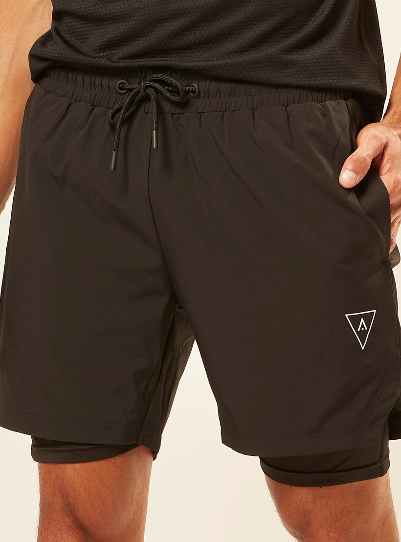 شورت هايبرد سادة برباط إغلاق وجيوب-men-clothing-sportswearandactivewear-bottoms-image-4