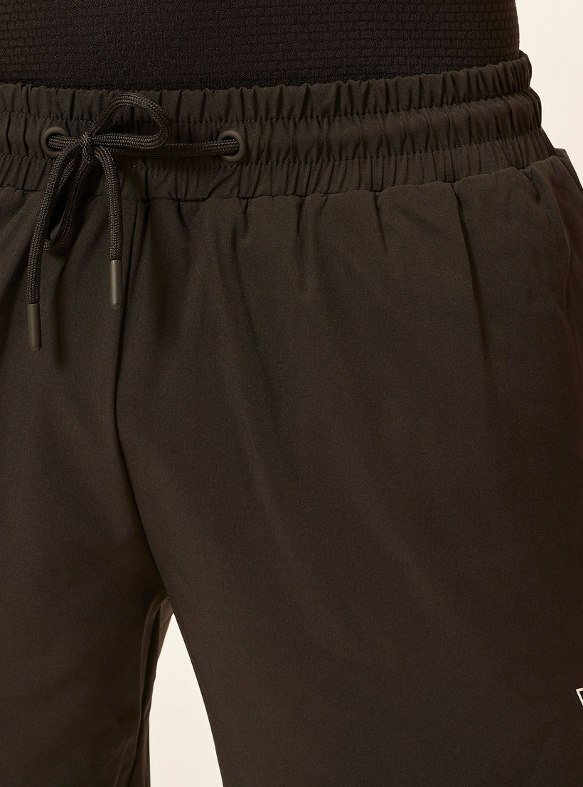 شورت هايبرد سادة برباط إغلاق وجيوب-men-clothing-sportswearandactivewear-bottoms-image-2