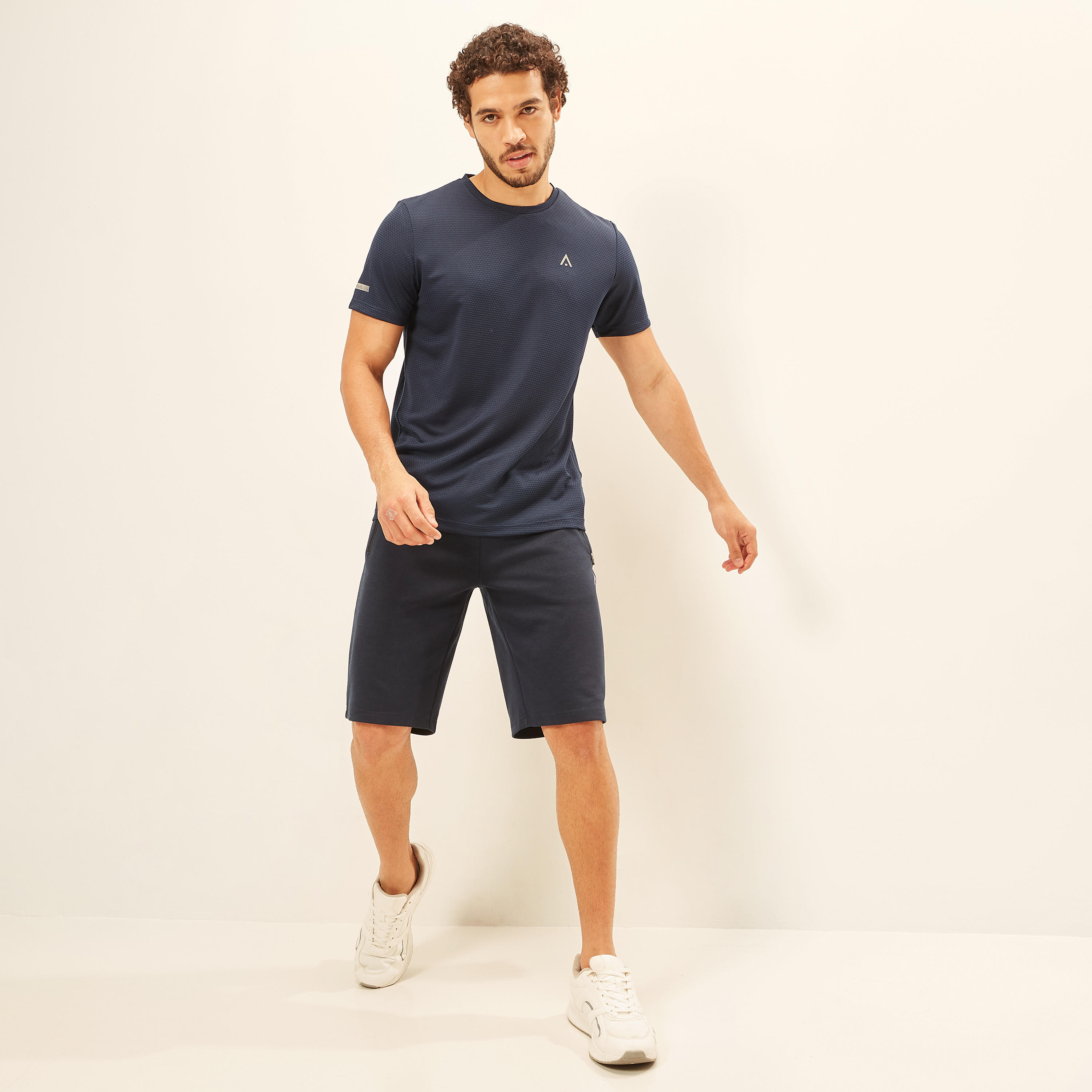 شورت سادة برباط إغلاق وجيوب بسحاب-men-clothing-sportswearandactivewear-bottoms-image-4