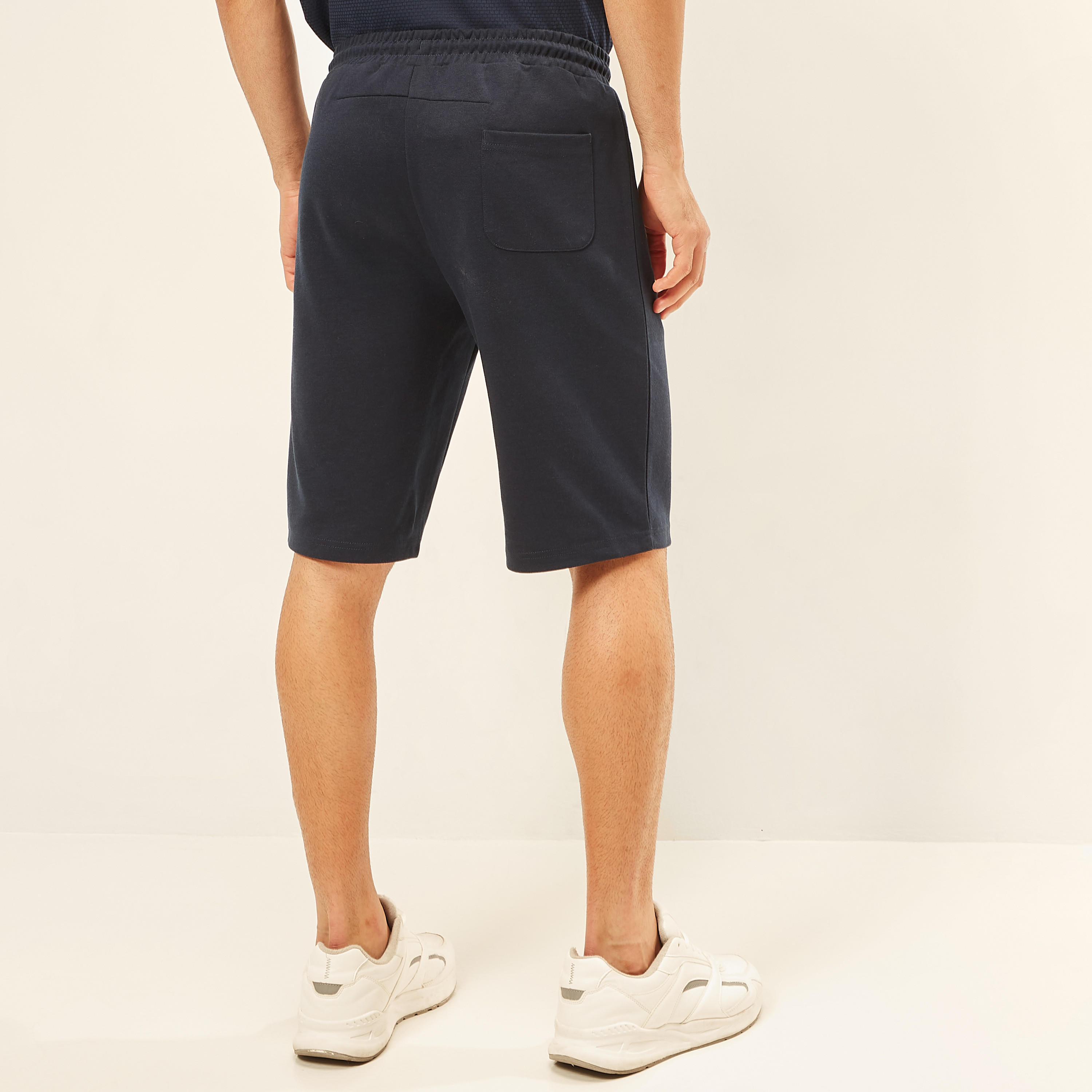شورت سادة برباط إغلاق وجيوب بسحاب-men-clothing-sportswearandactivewear-bottoms-image-2