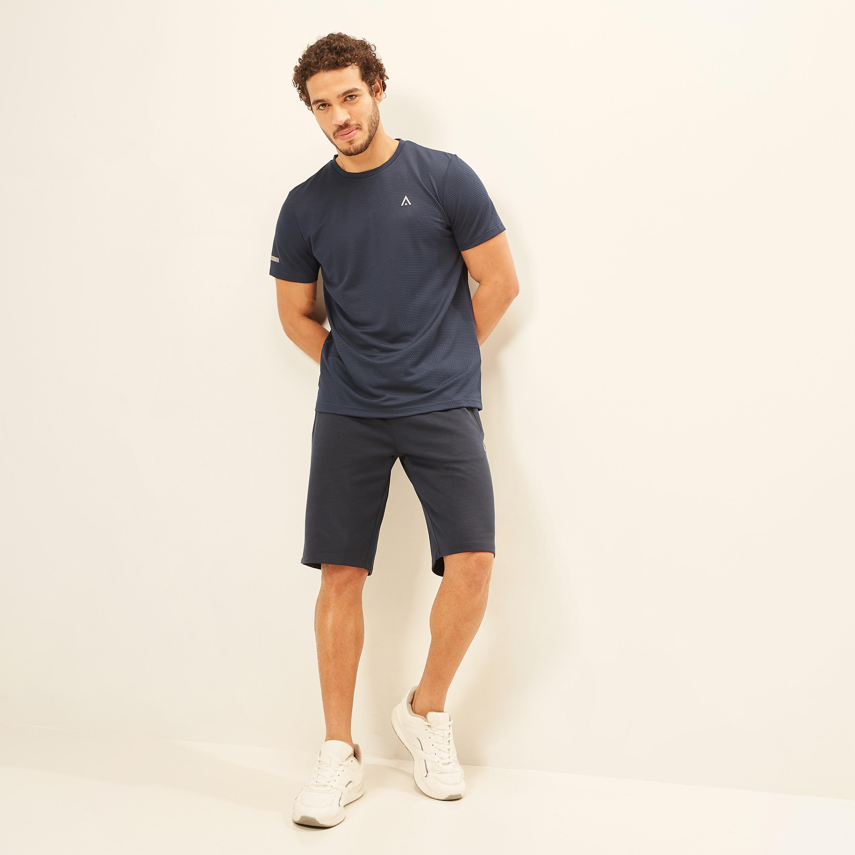 شورت سادة برباط إغلاق وجيوب بسحاب-men-clothing-sportswearandactivewear-bottoms-image-1