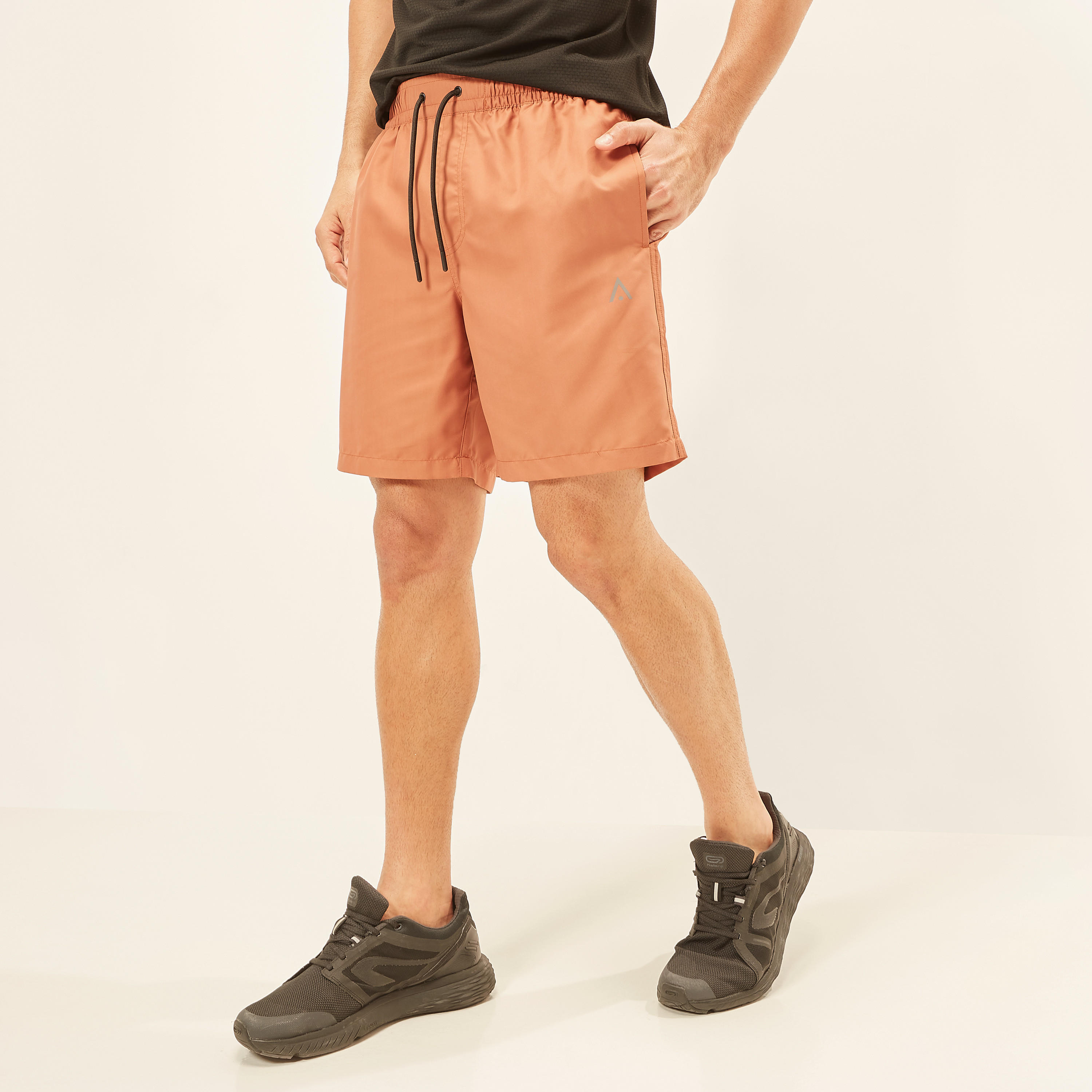 شورت سادة برباط إغلاق وجيوب-men-clothing-sportswearandactivewear-bottoms-image-3