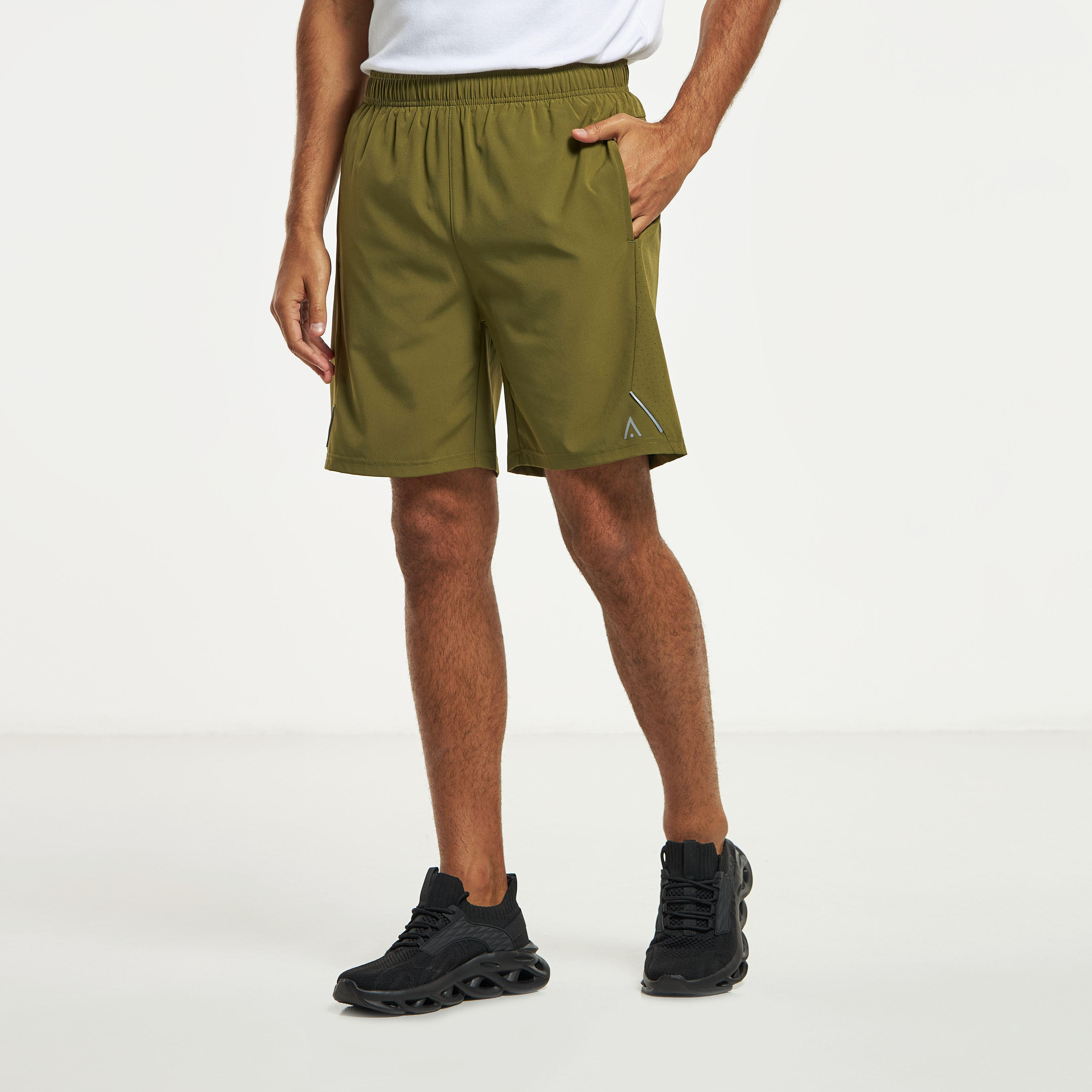 شورت سادة بخصر مطّاطي وجيوب-men-clothing-sportswearandactivewear-bottoms-image-4