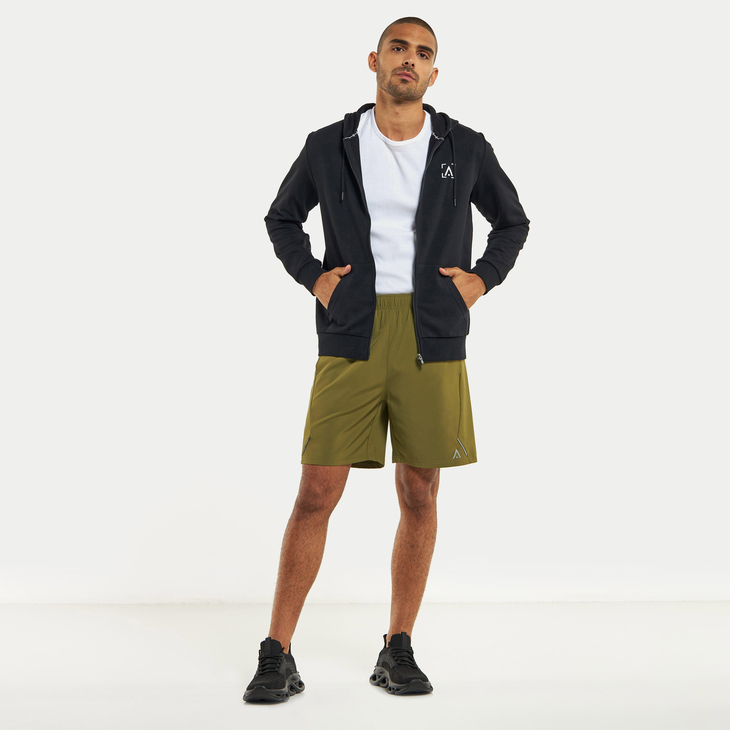 شورت سادة بخصر مطّاطي وجيوب-men-clothing-sportswearandactivewear-bottoms-image-3