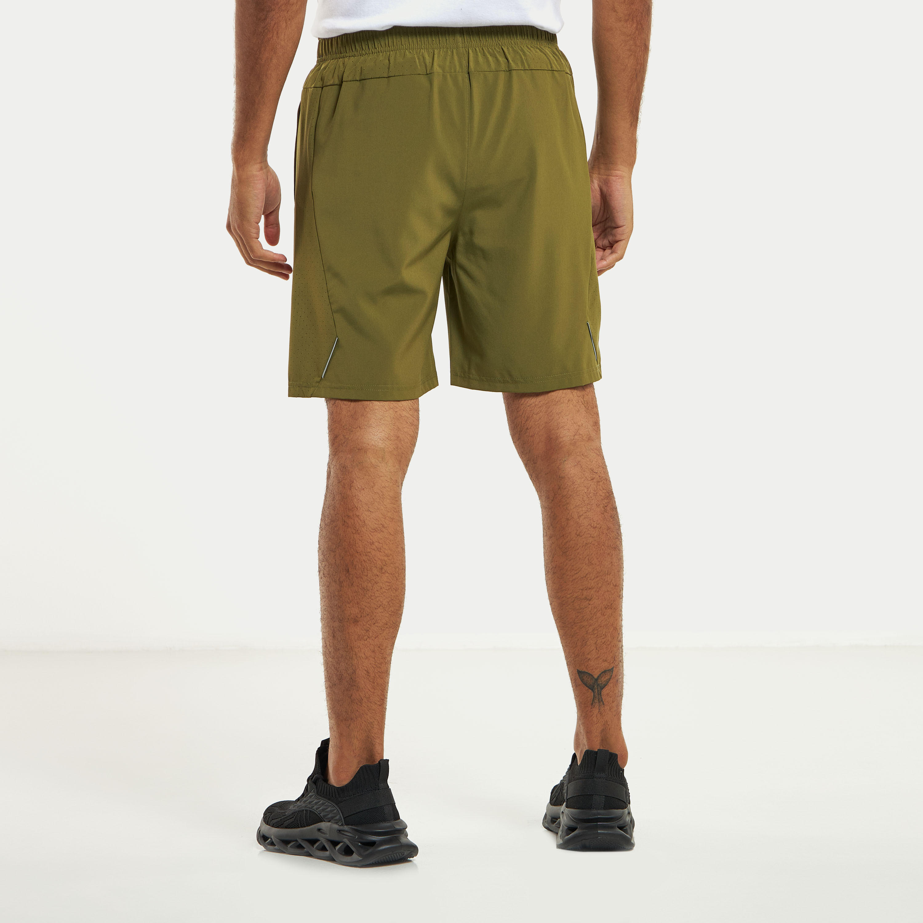 شورت سادة بخصر مطّاطي وجيوب-men-clothing-sportswearandactivewear-bottoms-image-2