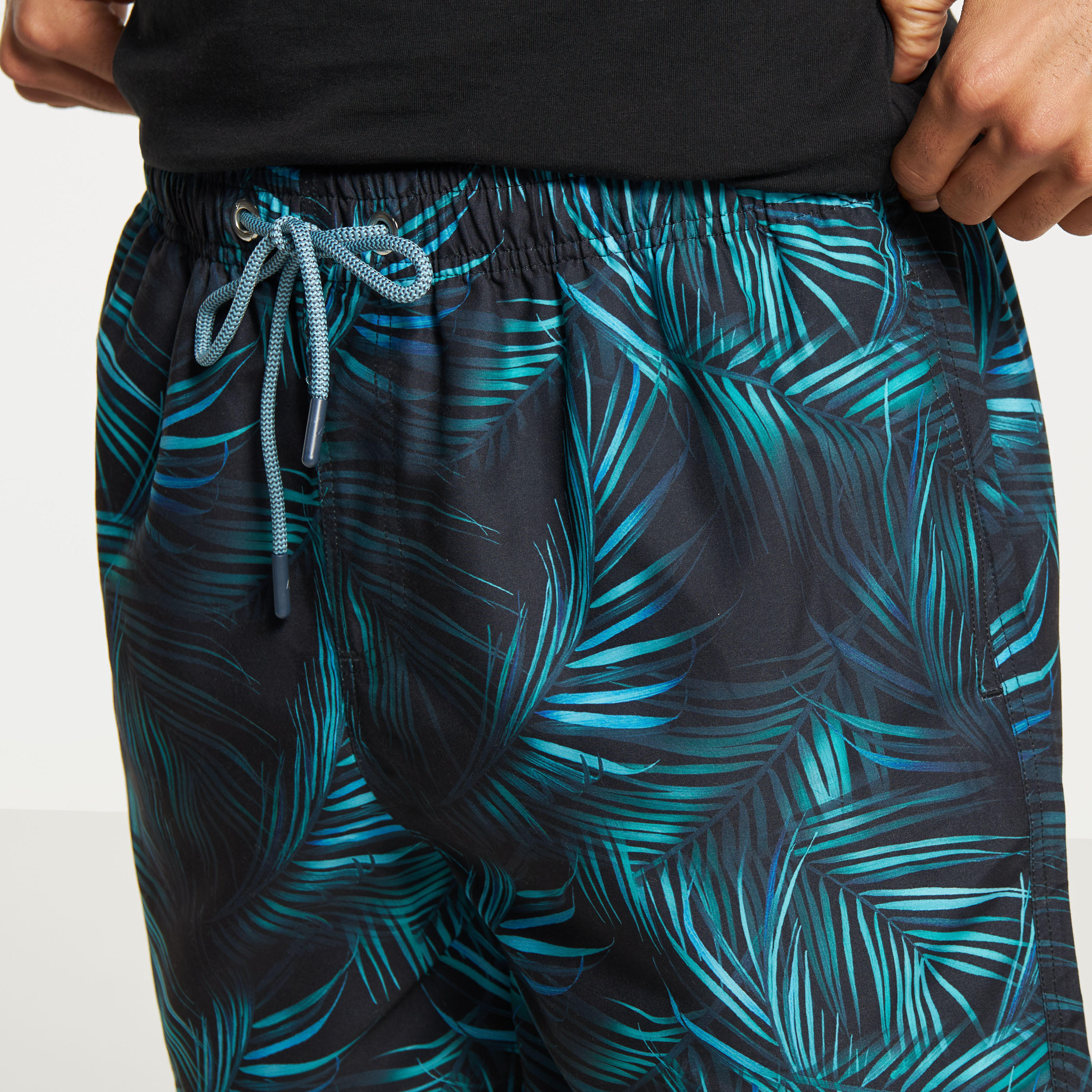 شورت سباحة برباط إغلاق وجيوب وطبعات-men-clothing-sportswearandactivewear-bottoms-image-4