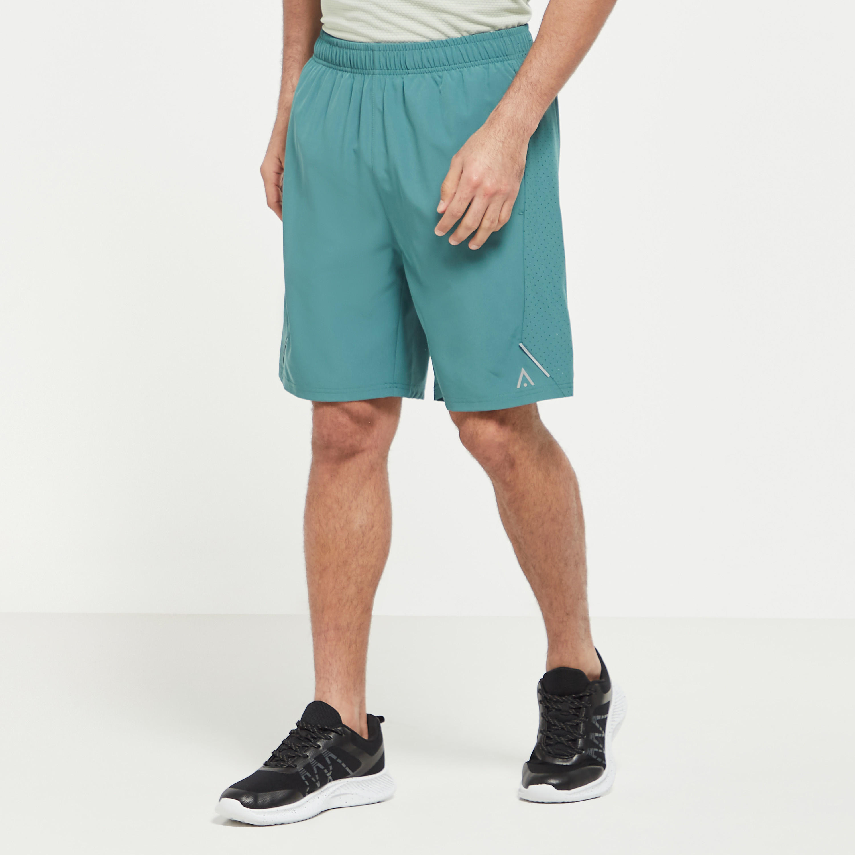 شورت بشريطة شبكية وخصر مطّاطي وجيوب-men-clothing-bottoms-shorts-image-1