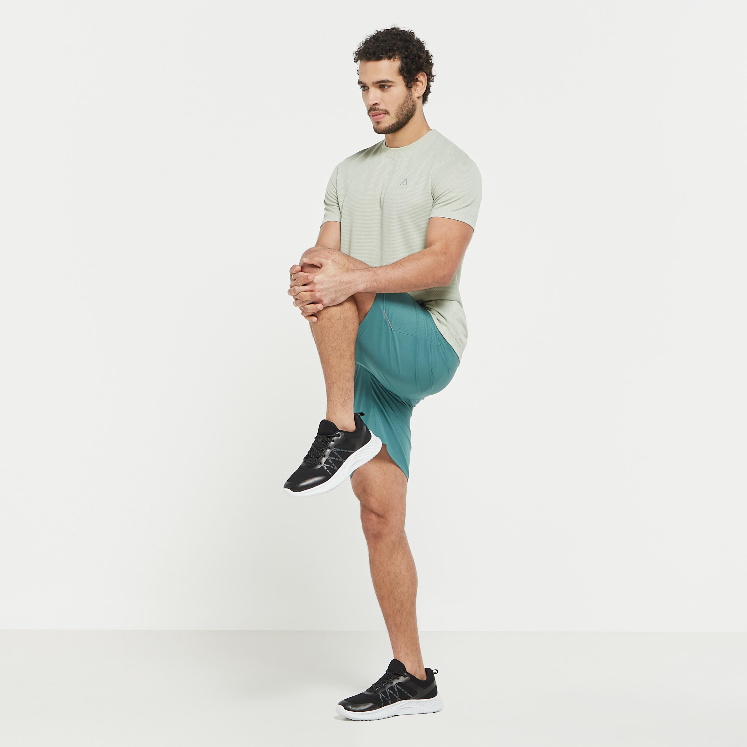شورت بشريطة شبكية وخصر مطّاطي وجيوب-men-clothing-bottoms-shorts-image-2