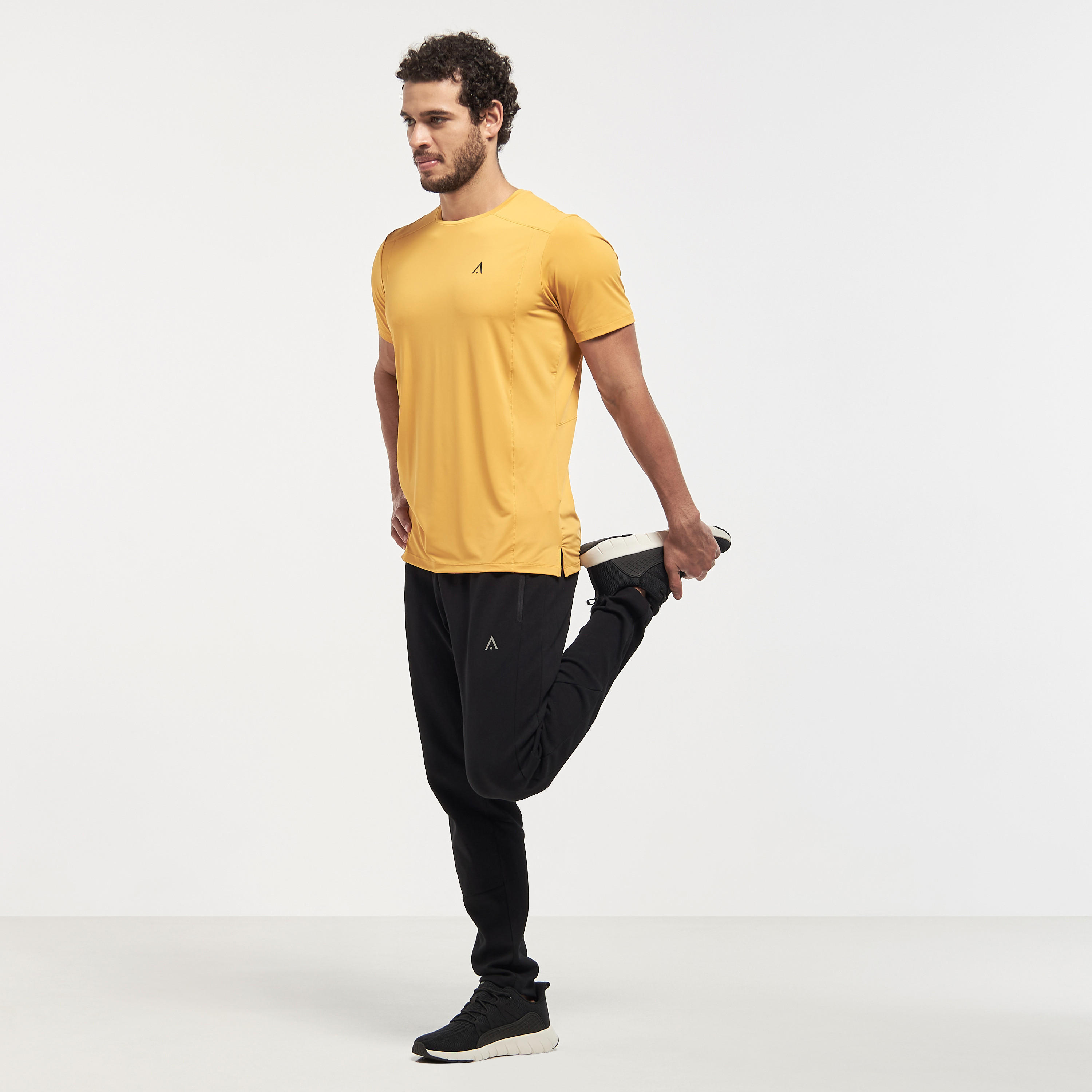 تيشيرت سادة بياقة ضيّقة وأكمام قصيرة-men-clothing-sportswearandactivewear-tshirtsandpolos-image-10