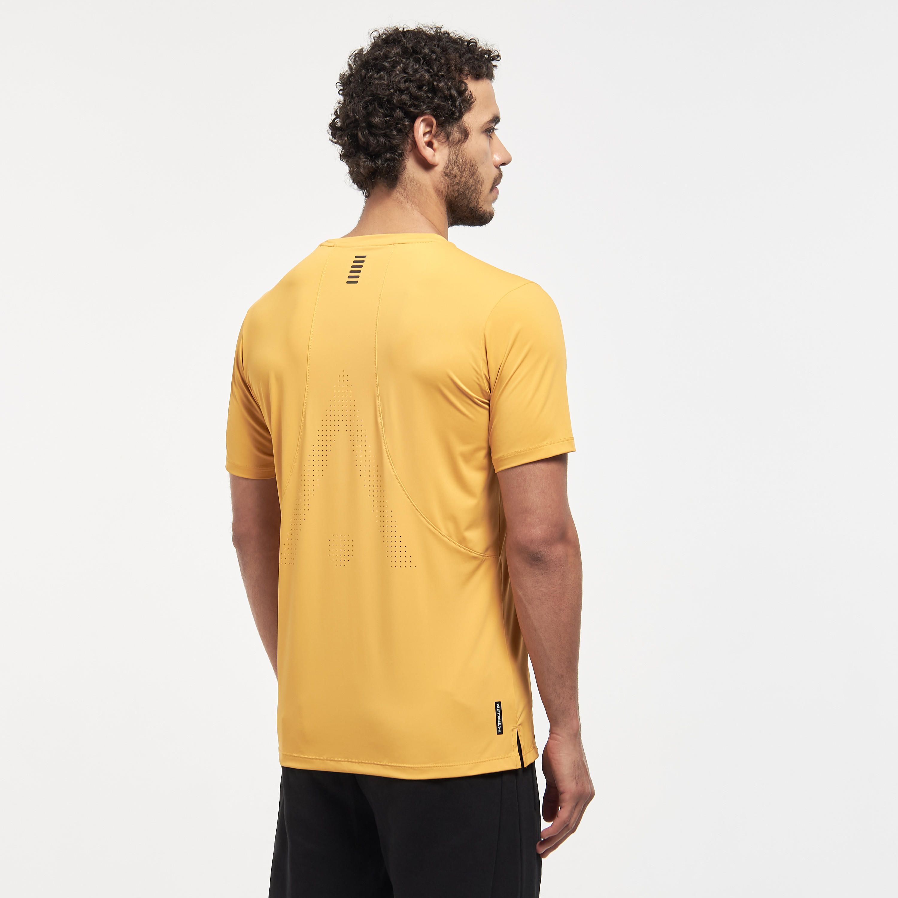 تيشيرت سادة بياقة ضيّقة وأكمام قصيرة-men-clothing-sportswearandactivewear-tshirtsandpolos-image-11
