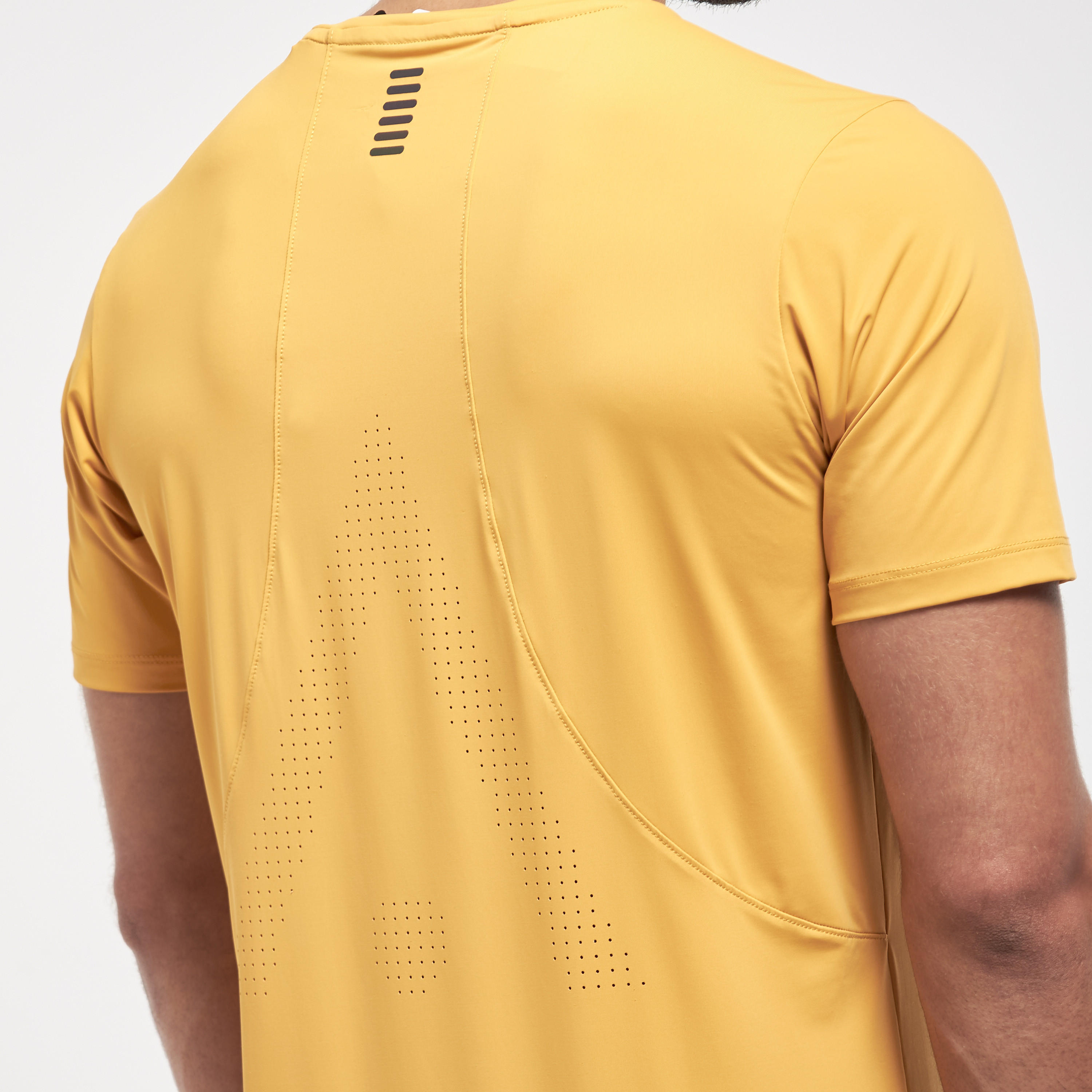 تيشيرت سادة بياقة ضيّقة وأكمام قصيرة-men-clothing-sportswearandactivewear-tshirtsandpolos-image-12