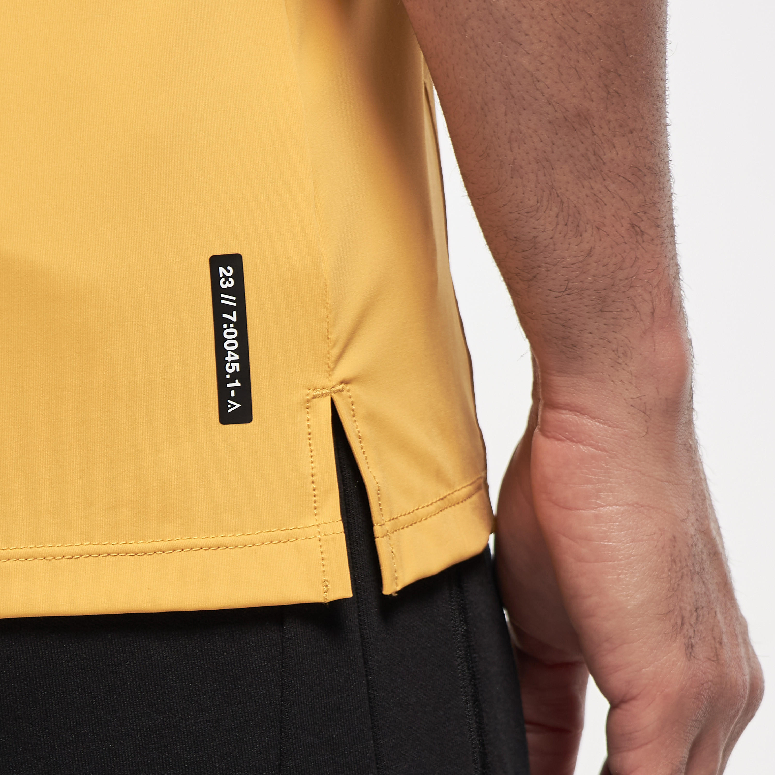 تيشيرت سادة بياقة ضيّقة وأكمام قصيرة-men-clothing-sportswearandactivewear-tshirtsandpolos-image-13