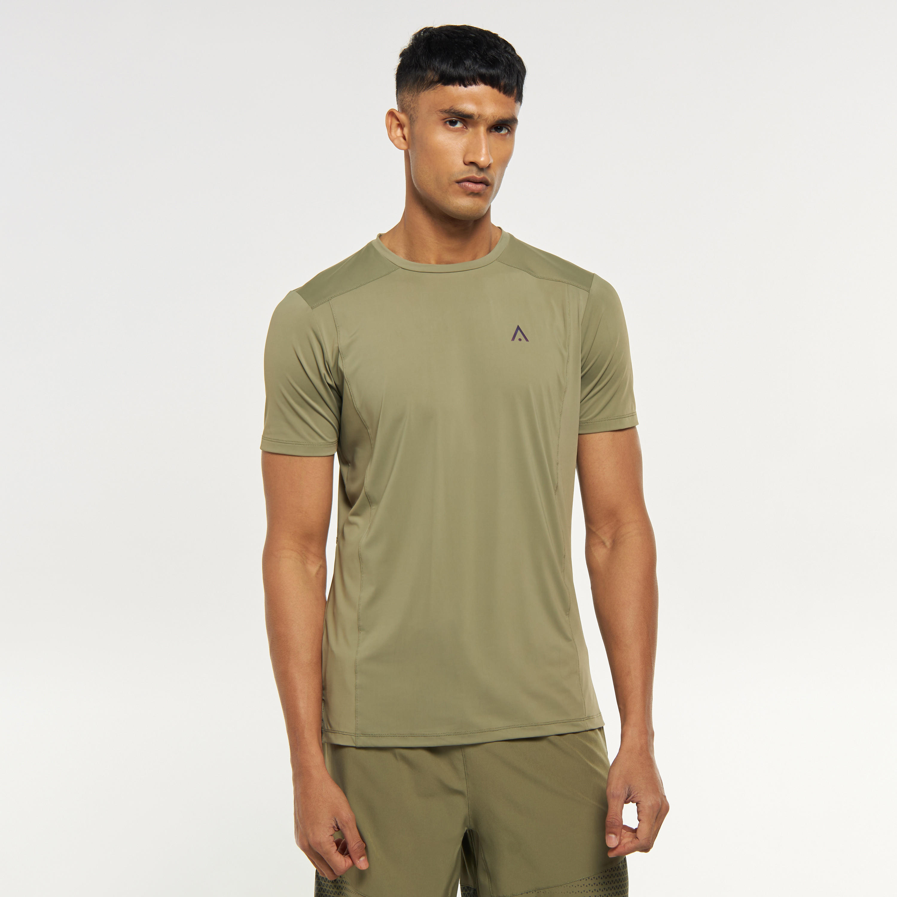 تيشيرت سادة بياقة ضيّقة وأكمام قصيرة-men-clothing-sportswearandactivewear-tshirtsandpolos-image-1