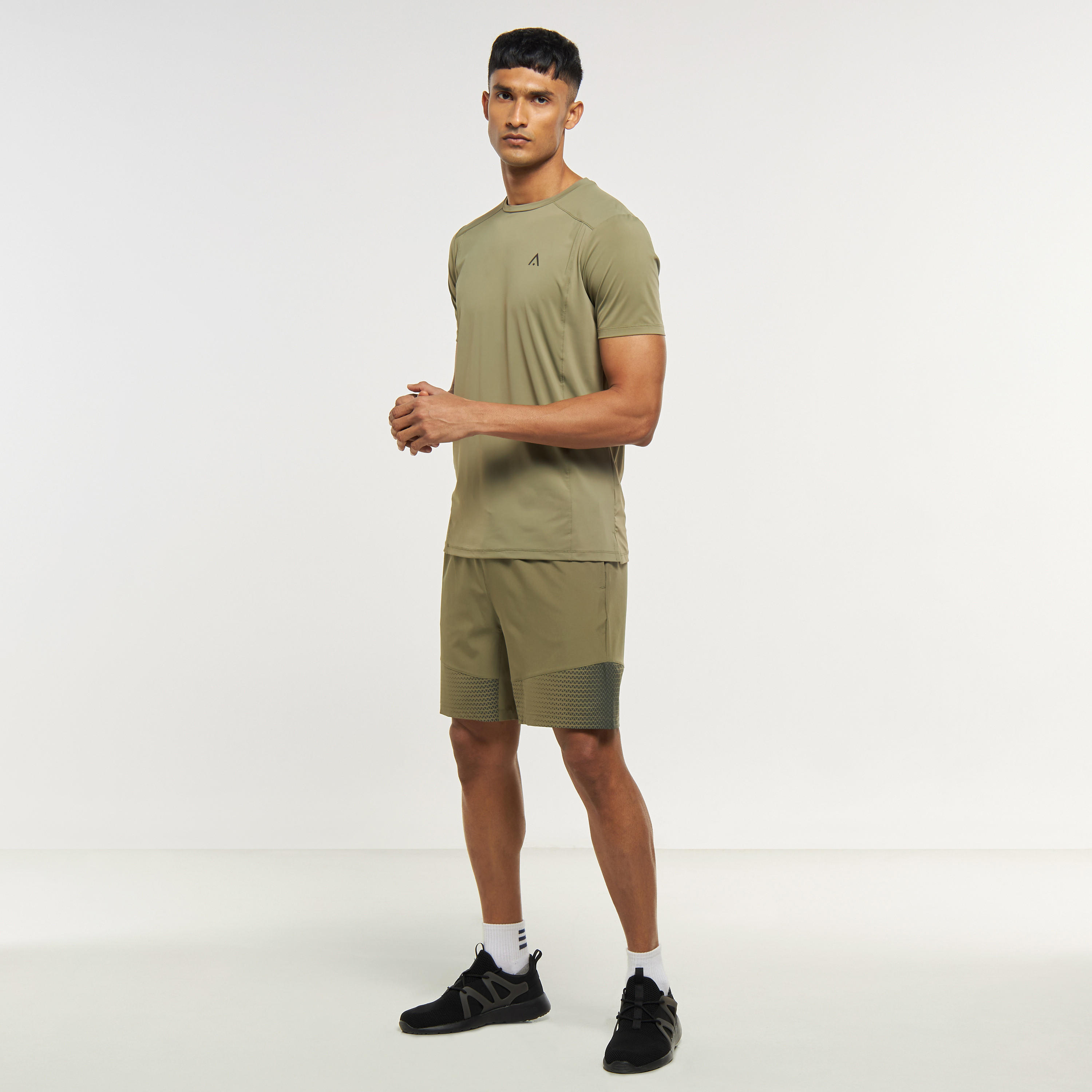 تيشيرت سادة بياقة ضيّقة وأكمام قصيرة-men-clothing-sportswearandactivewear-tshirtsandpolos-image-2