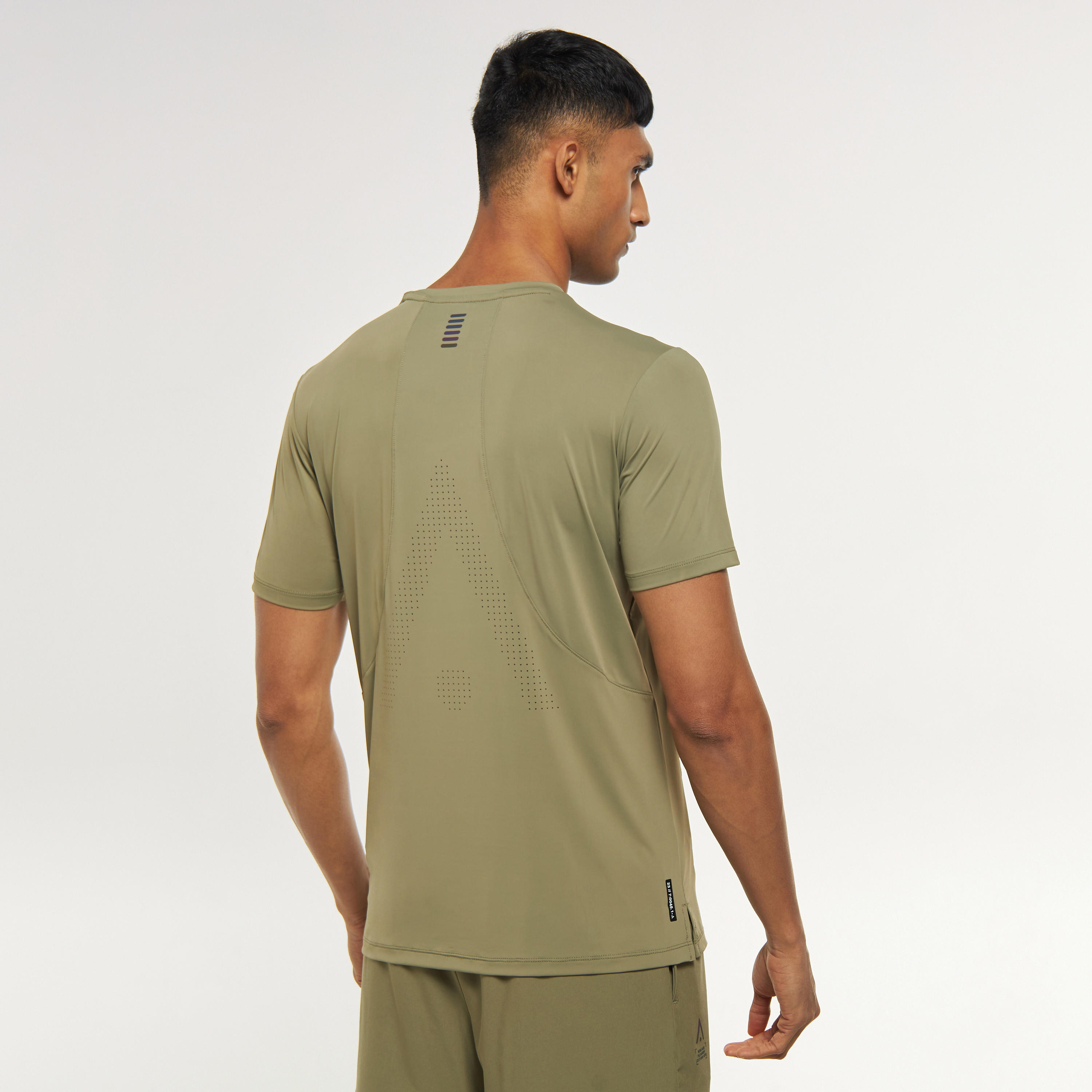 تيشيرت سادة بياقة ضيّقة وأكمام قصيرة-men-clothing-sportswearandactivewear-tshirtsandpolos-image-3