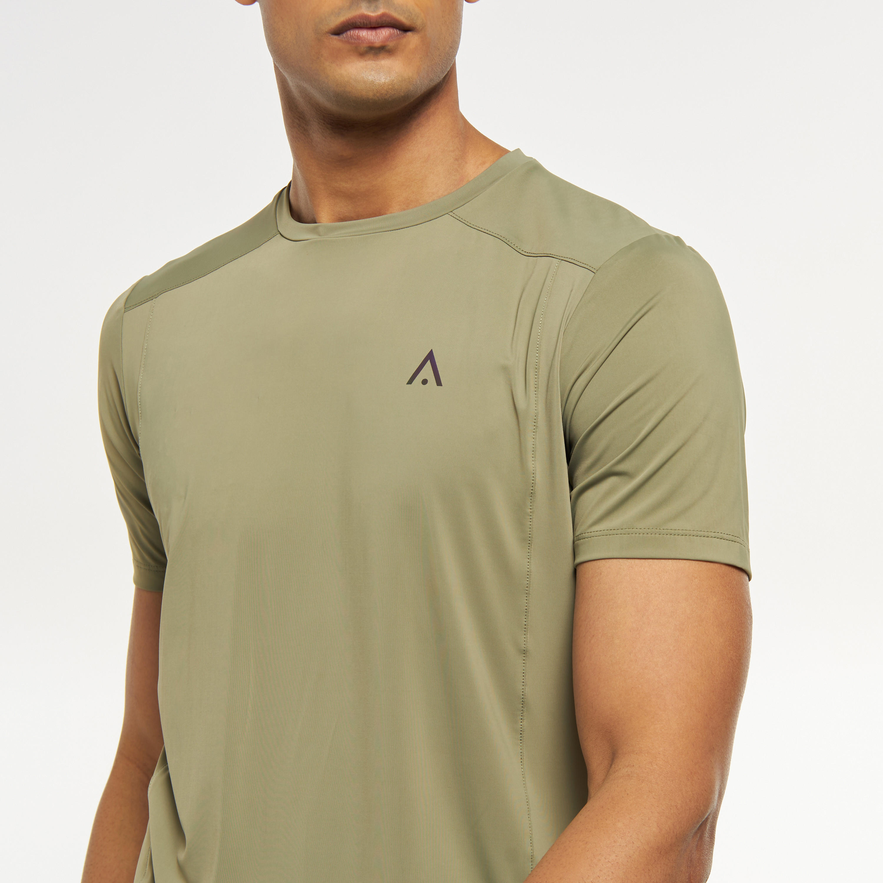 تيشيرت سادة بياقة ضيّقة وأكمام قصيرة-men-clothing-sportswearandactivewear-tshirtsandpolos-image-4