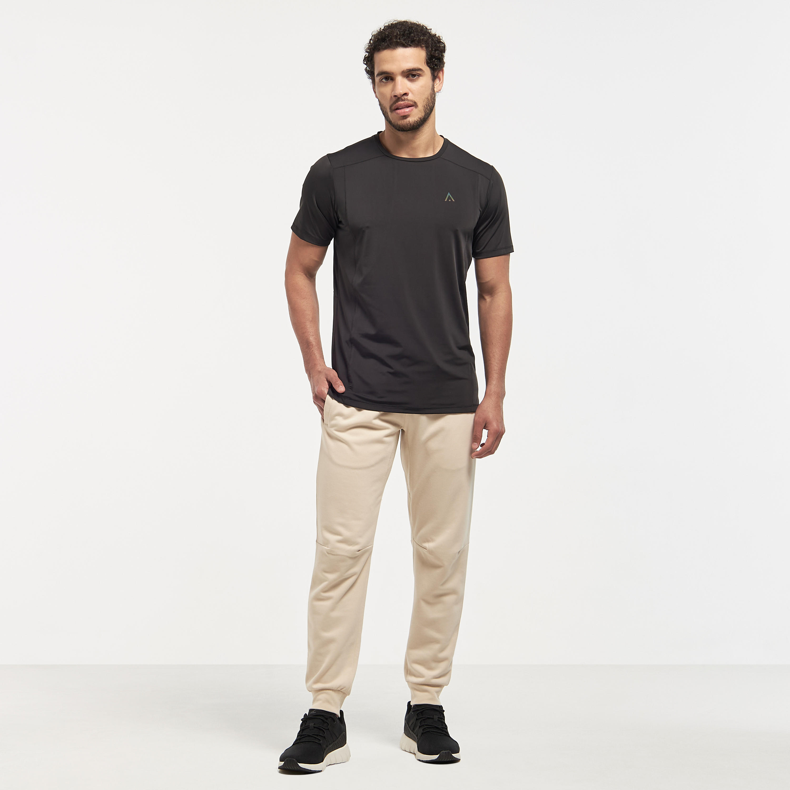 تيشيرت سادة بياقة ضيّقة وأكمام قصيرة-men-clothing-sportswearandactivewear-tshirtsandpolos-image-15