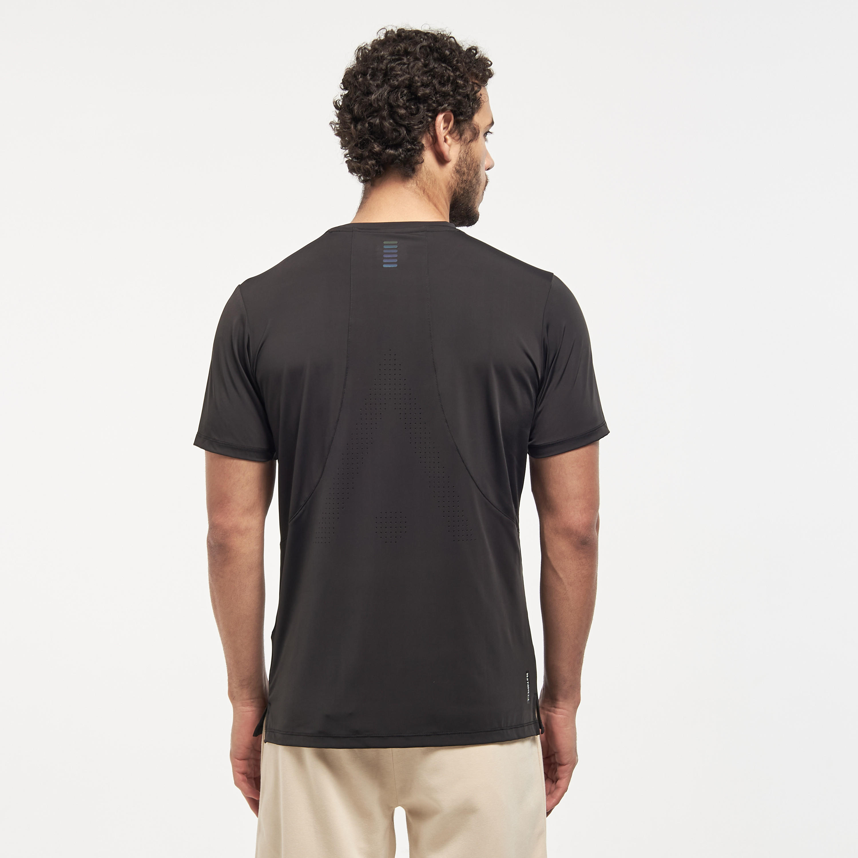 تيشيرت سادة بياقة ضيّقة وأكمام قصيرة-men-clothing-sportswearandactivewear-tshirtsandpolos-image-16