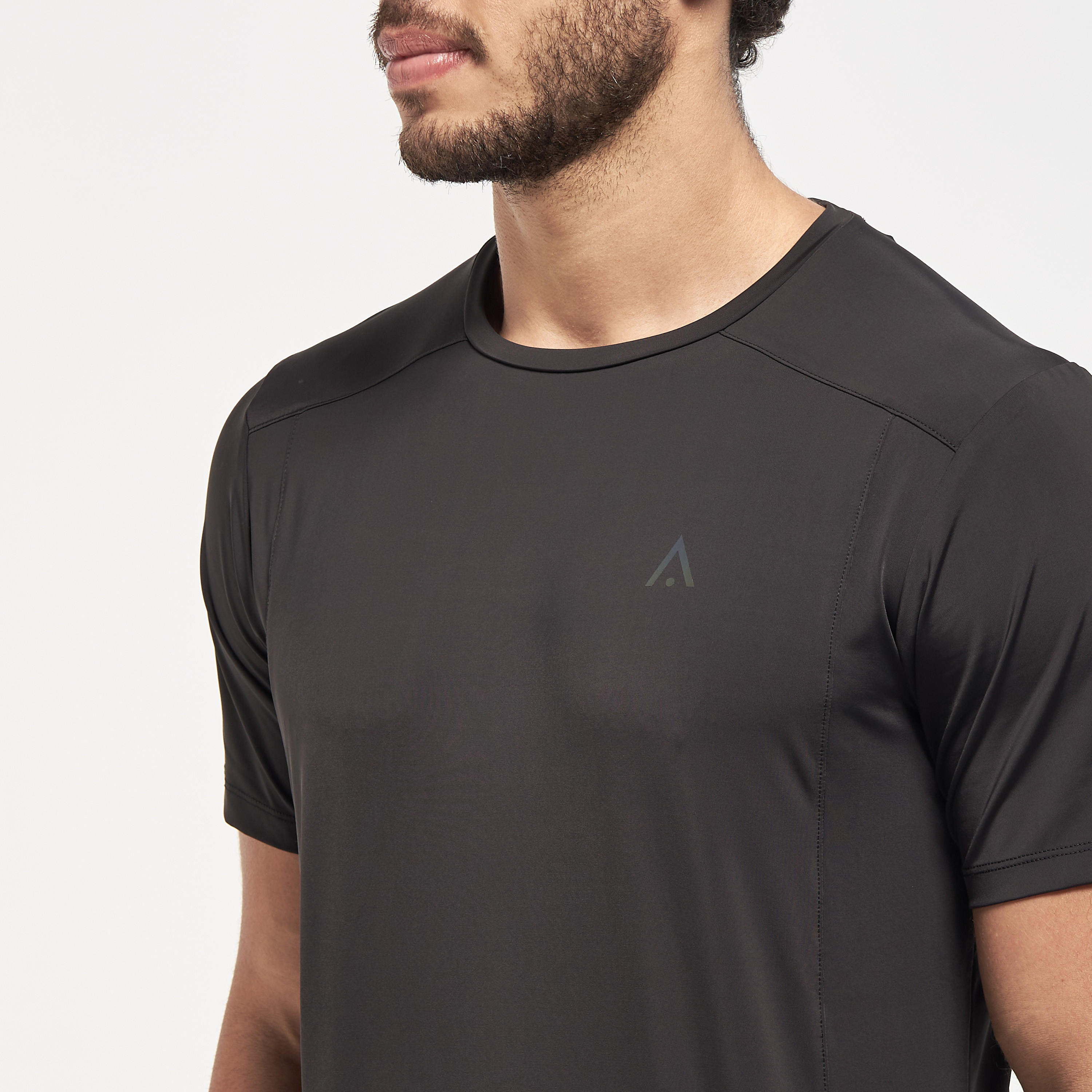 تيشيرت سادة بياقة ضيّقة وأكمام قصيرة-men-clothing-sportswearandactivewear-tshirtsandpolos-image-17