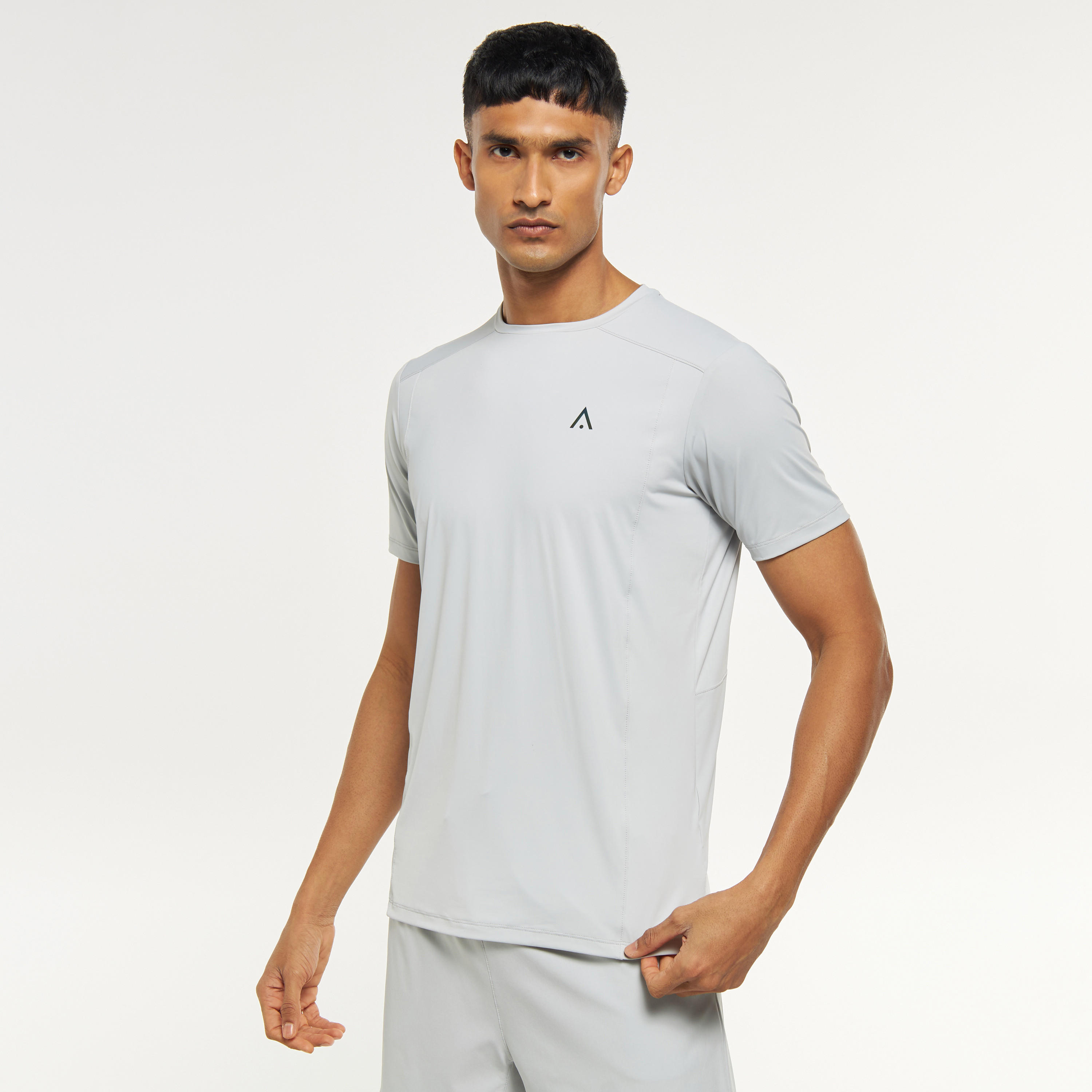 تيشيرت سادة بياقة ضيّقة وأكمام قصيرة-men-clothing-sportswearandactivewear-tshirtsandpolos-image-5