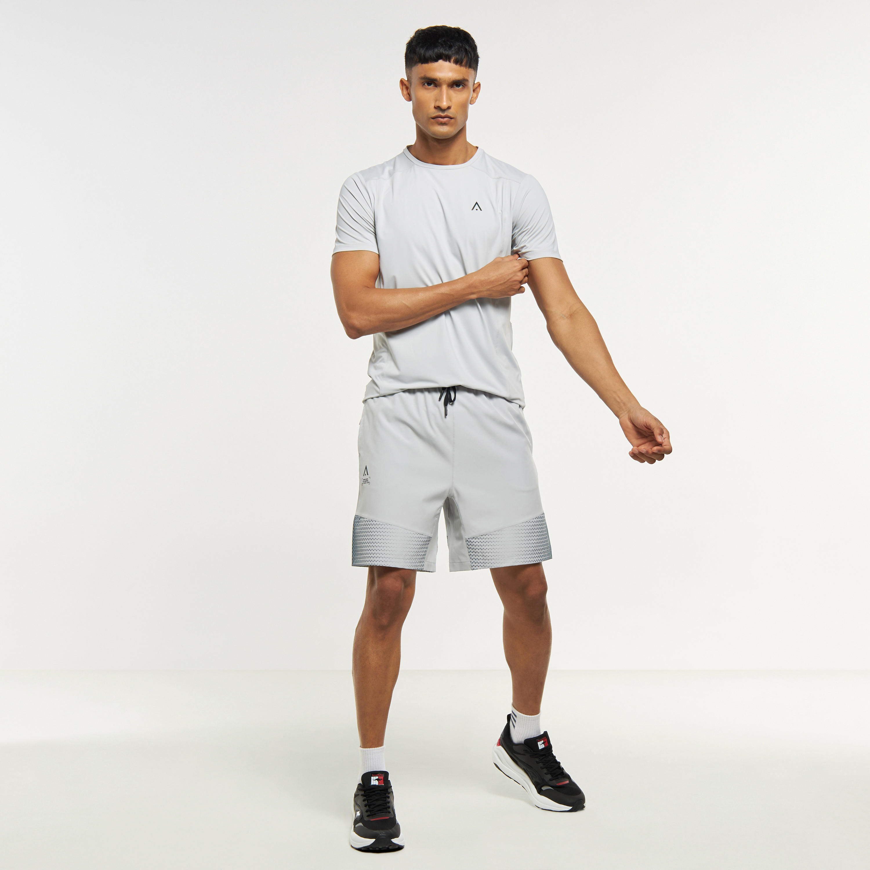 تيشيرت سادة بياقة ضيّقة وأكمام قصيرة-men-clothing-sportswearandactivewear-tshirtsandpolos-image-6