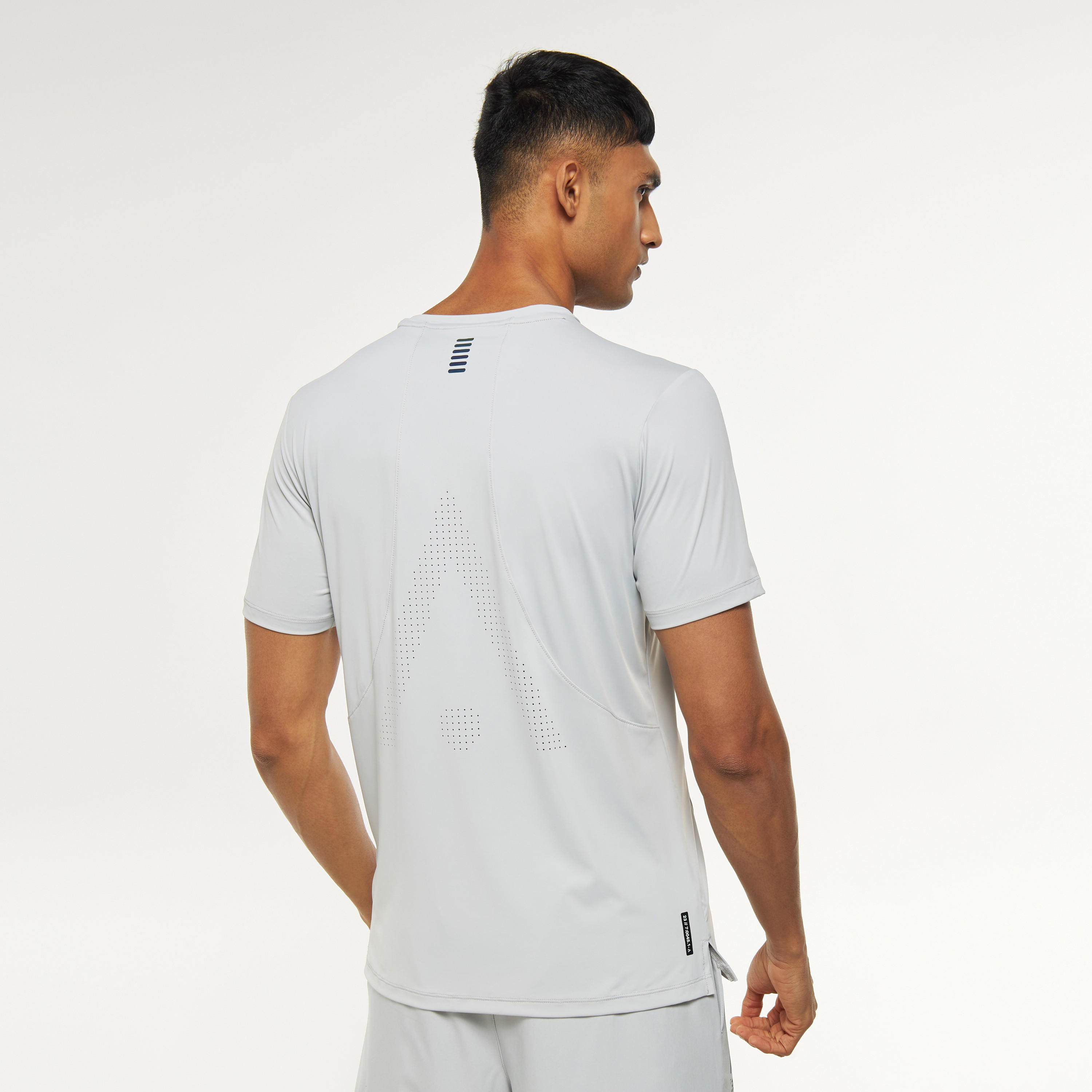تيشيرت سادة بياقة ضيّقة وأكمام قصيرة-men-clothing-sportswearandactivewear-tshirtsandpolos-image-7