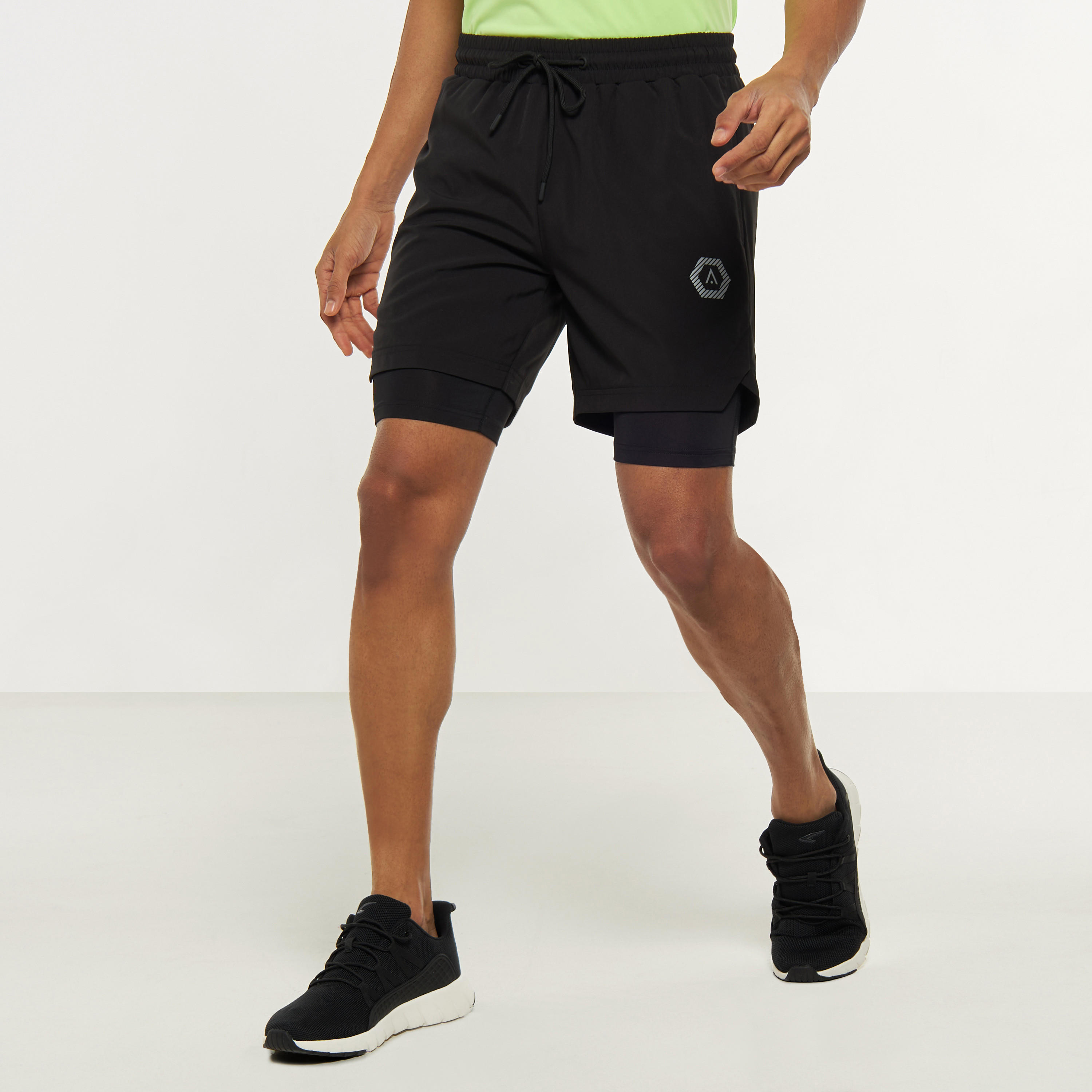 شورت تدريب سادة برباط إغلاق وجيوب-men-clothing-bottoms-shorts-image-1