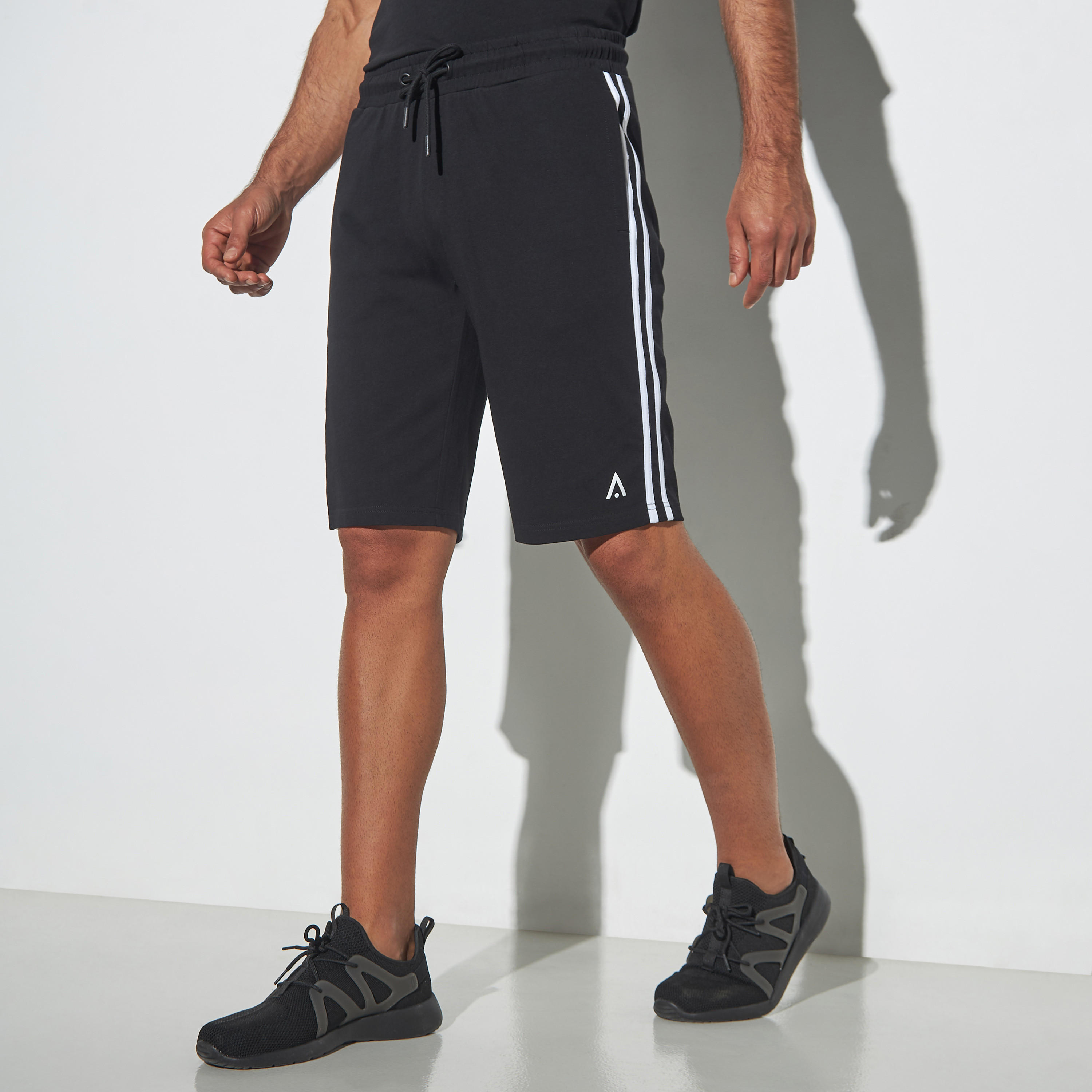 شورت برباط إغلاق وتفاصيل شريطة-men-clothing-sportswearandactivewear-bottoms-image-1