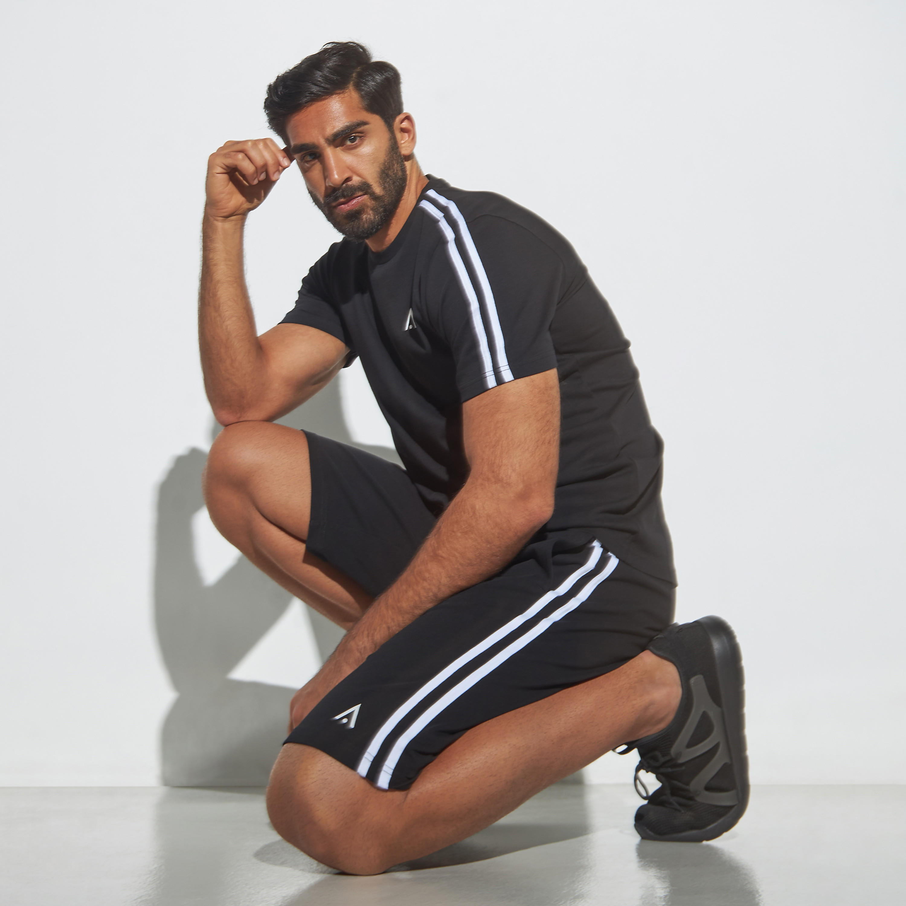 شورت برباط إغلاق وتفاصيل شريطة-men-clothing-sportswearandactivewear-bottoms-image-2
