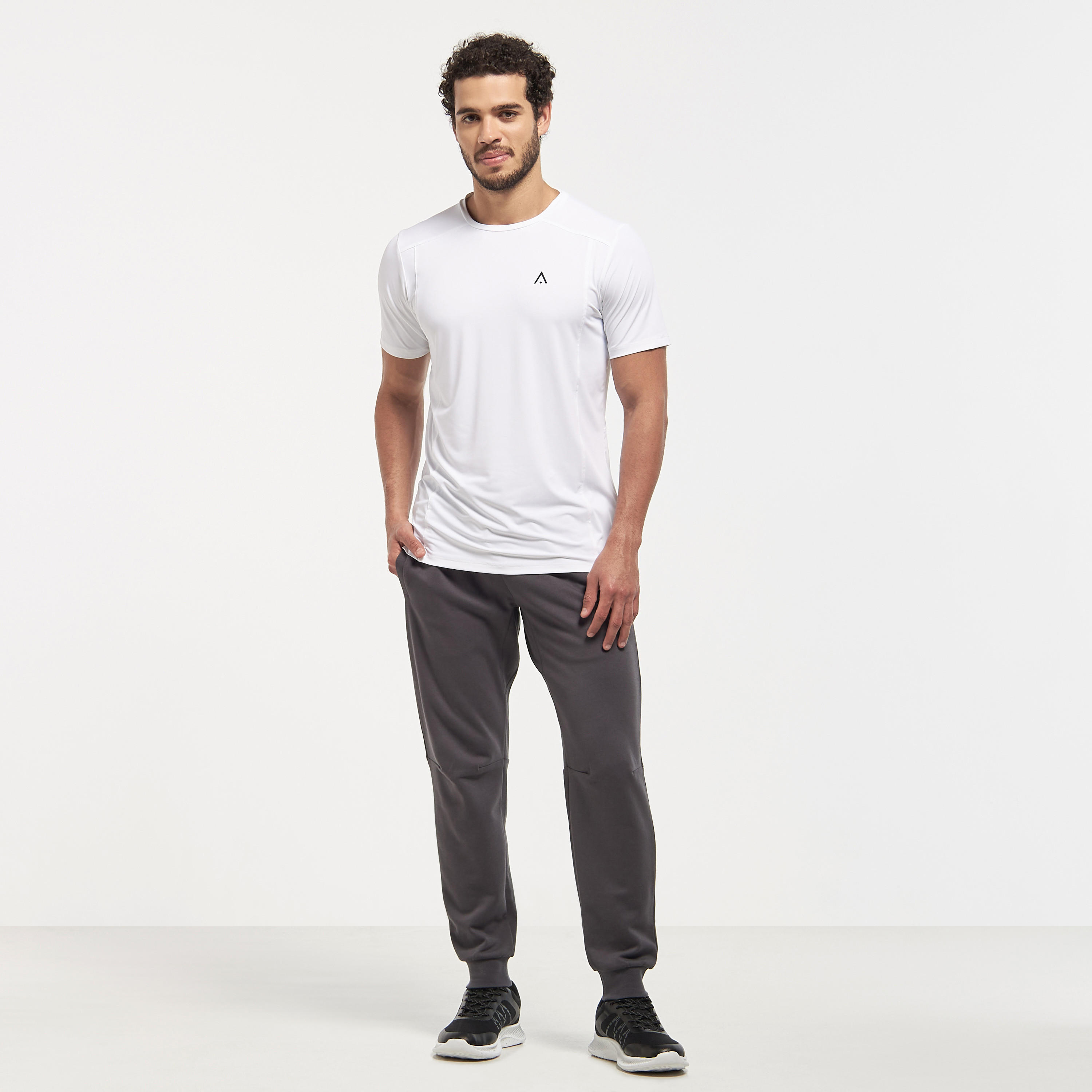 تيشيرت سادة بياقة ضيّقة وأكمام قصيرة-men-clothing-sportswearandactivewear-tshirtsandpolos-image-19