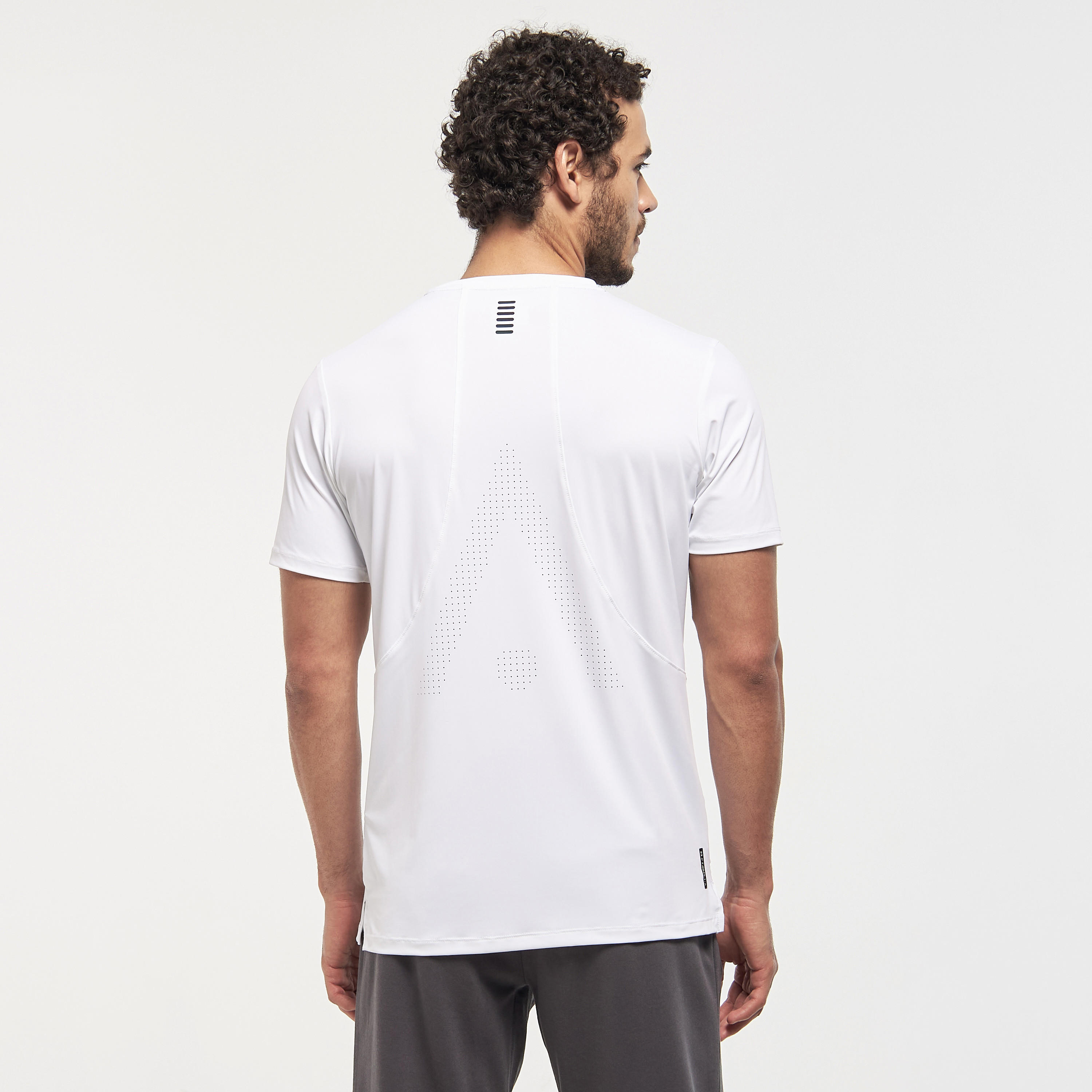تيشيرت سادة بياقة ضيّقة وأكمام قصيرة-men-clothing-sportswearandactivewear-tshirtsandpolos-image-20