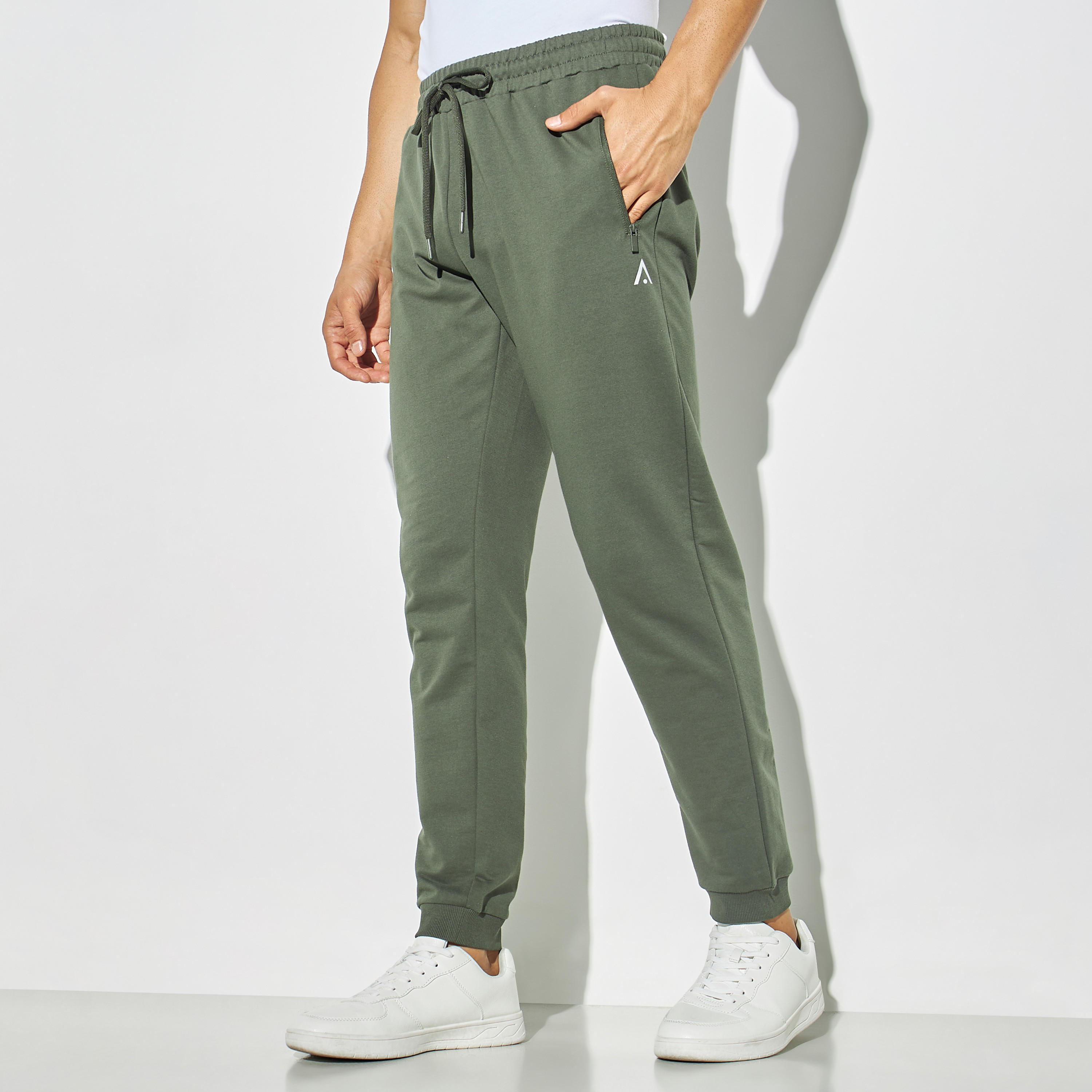 بنطلون رياضي سادة برباط إغلاق وجيوب بسحّاب-men-clothing-sportswearandactivewear-tracksuits-image-4
