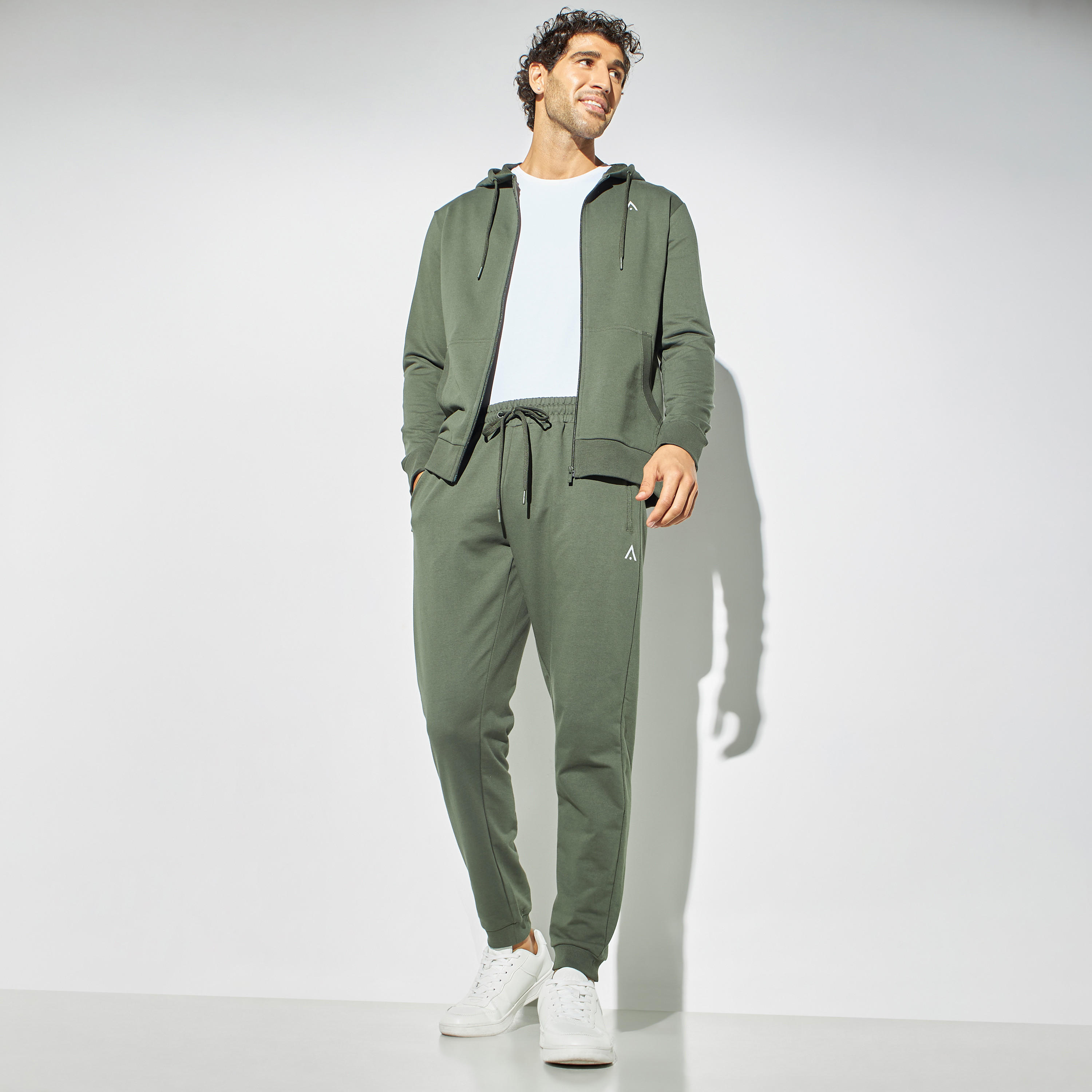 بنطلون رياضي سادة برباط إغلاق وجيوب بسحّاب-men-clothing-sportswearandactivewear-tracksuits-image-3
