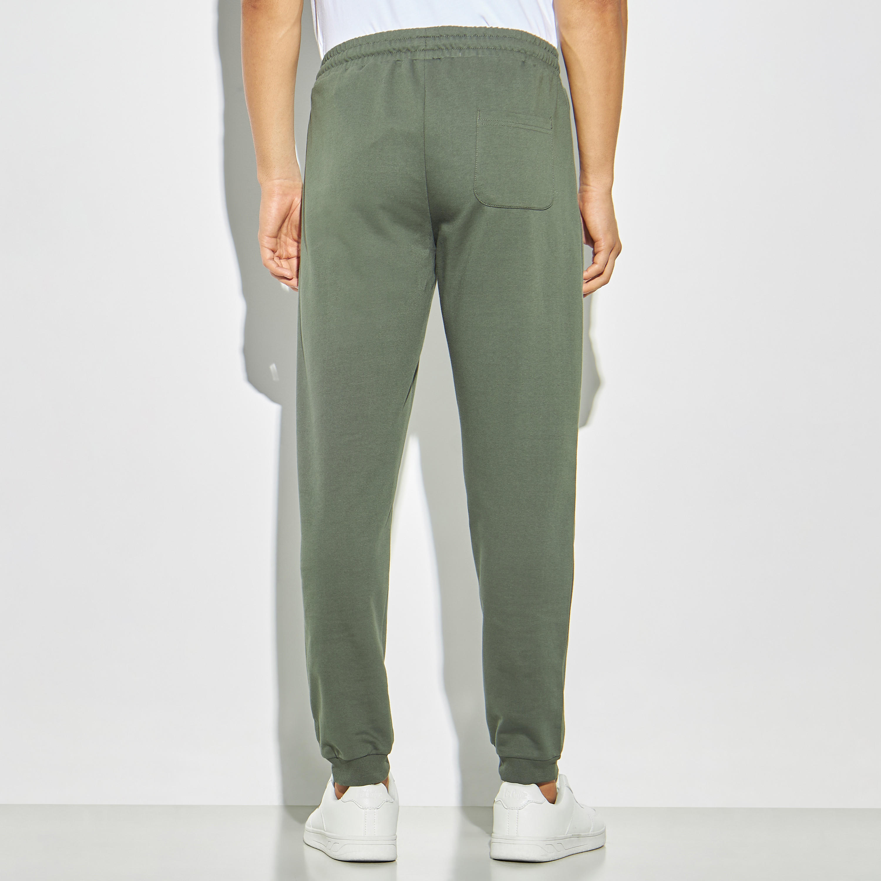بنطلون رياضي سادة برباط إغلاق وجيوب بسحّاب-men-clothing-sportswearandactivewear-tracksuits-image-2