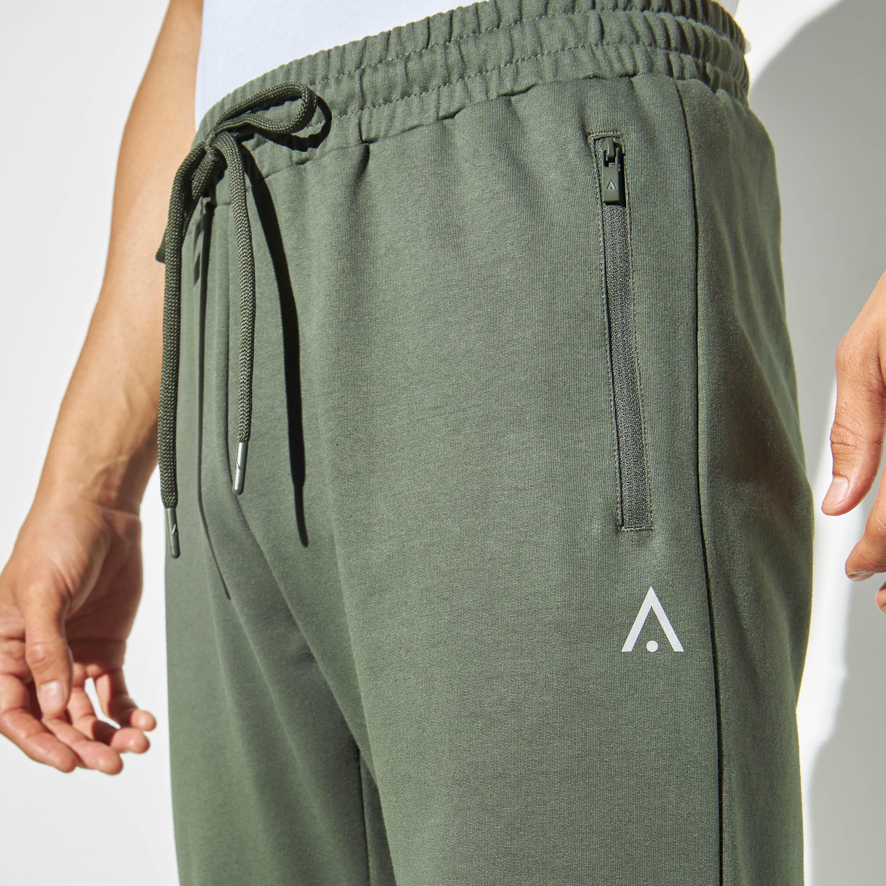 بنطلون رياضي سادة برباط إغلاق وجيوب بسحّاب-men-clothing-sportswearandactivewear-tracksuits-image-1