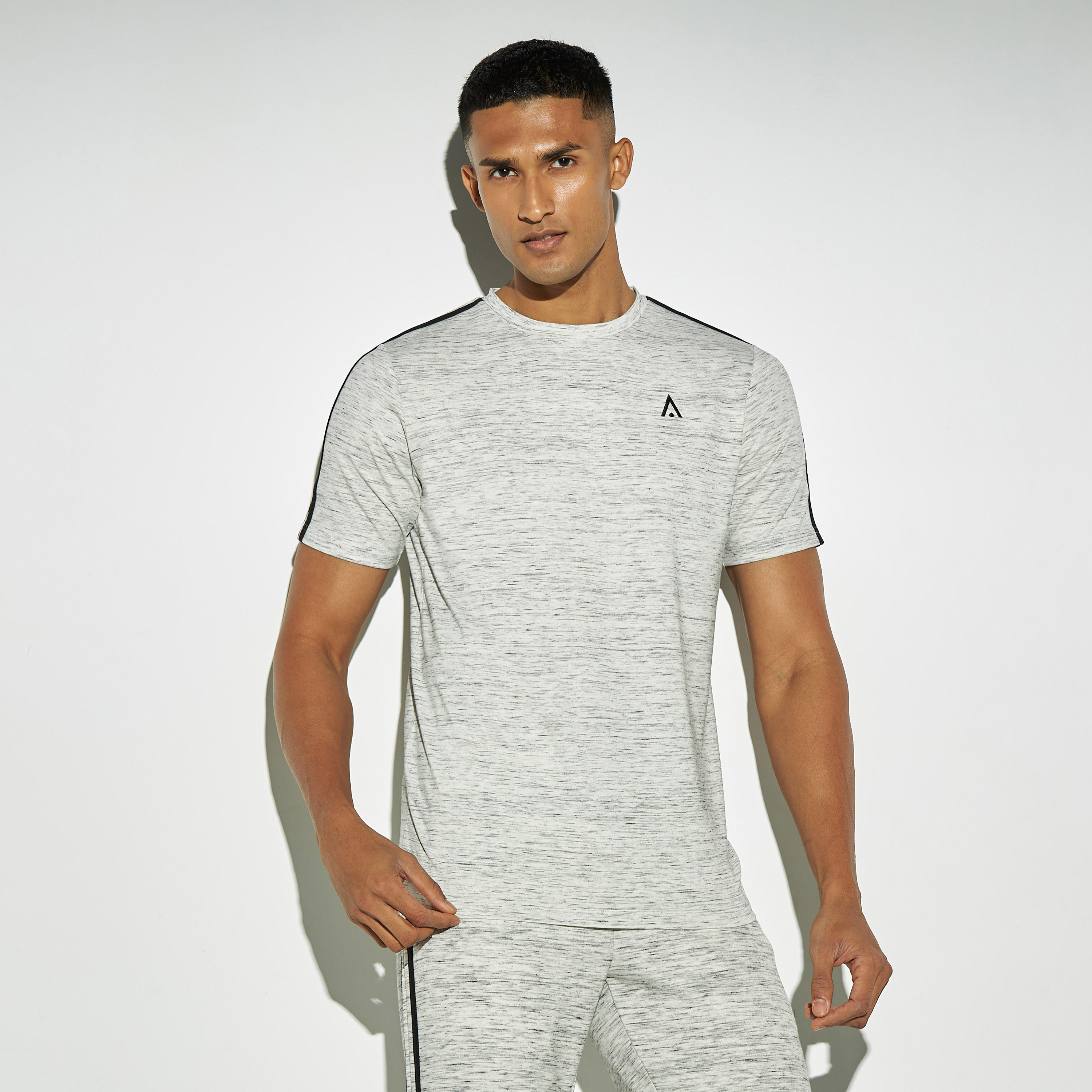 تيشيرت بيرفورمانس مقلّم بياقة ضيّقة وأكمام قصيرة-men-clothing-sportswearandactivewear-tshirtsandpolos-image-1